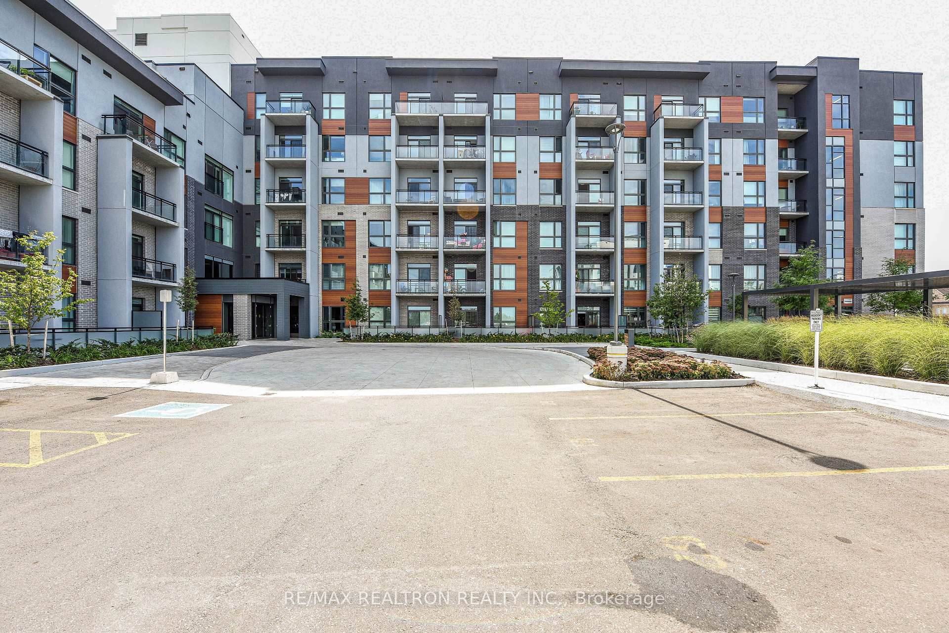 Photo 2 of Unit 111, 95 Dundas Street W, Oakville, Glenorchy — HOMEH