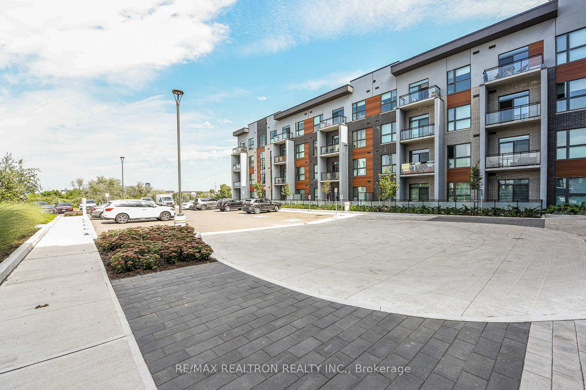 Photo 3 of Unit 111, 95 Dundas Street W, Oakville, Glenorchy — HOMEH