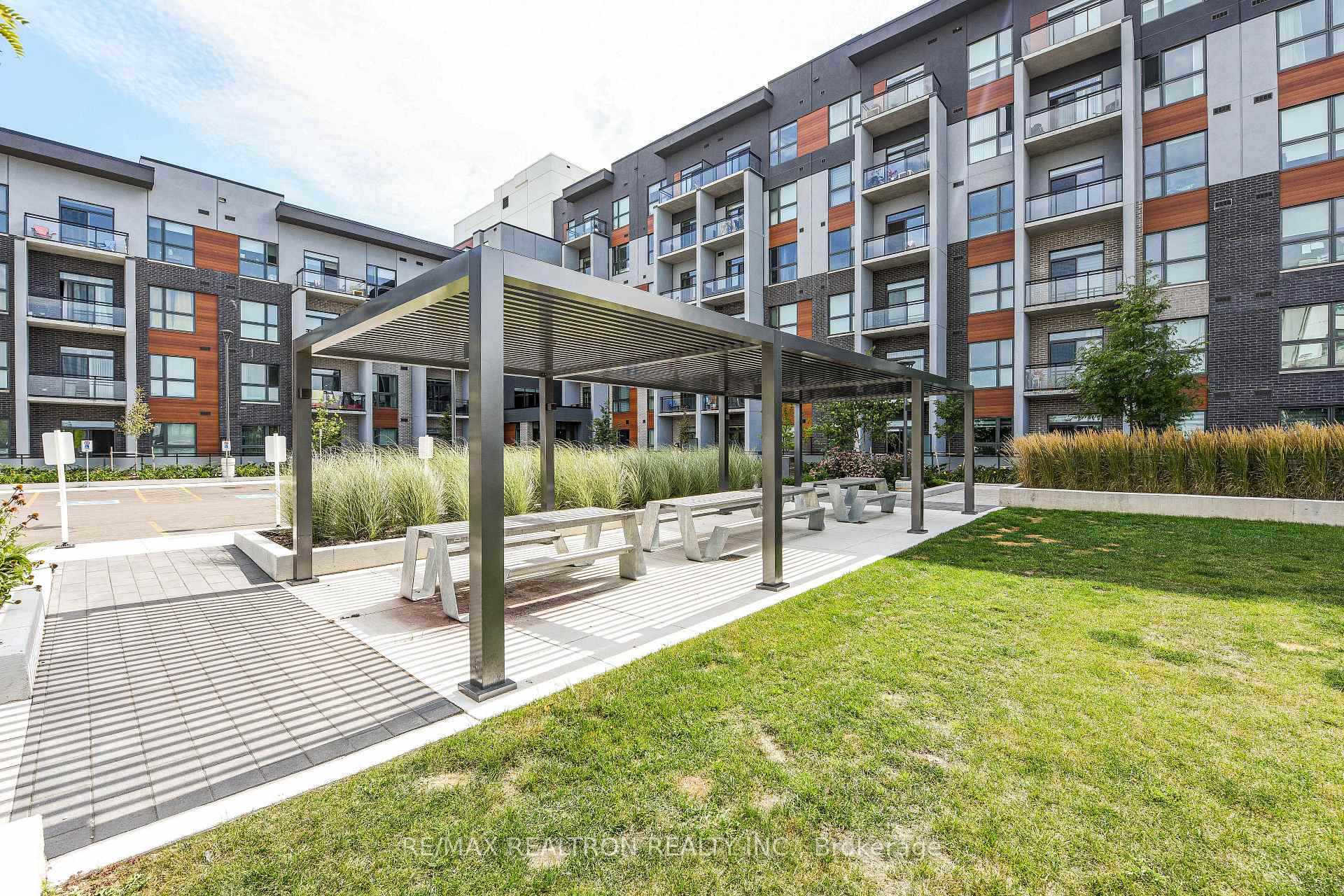 Photo 4 of Unit 111, 95 Dundas Street W, Oakville, Glenorchy — HOMEH