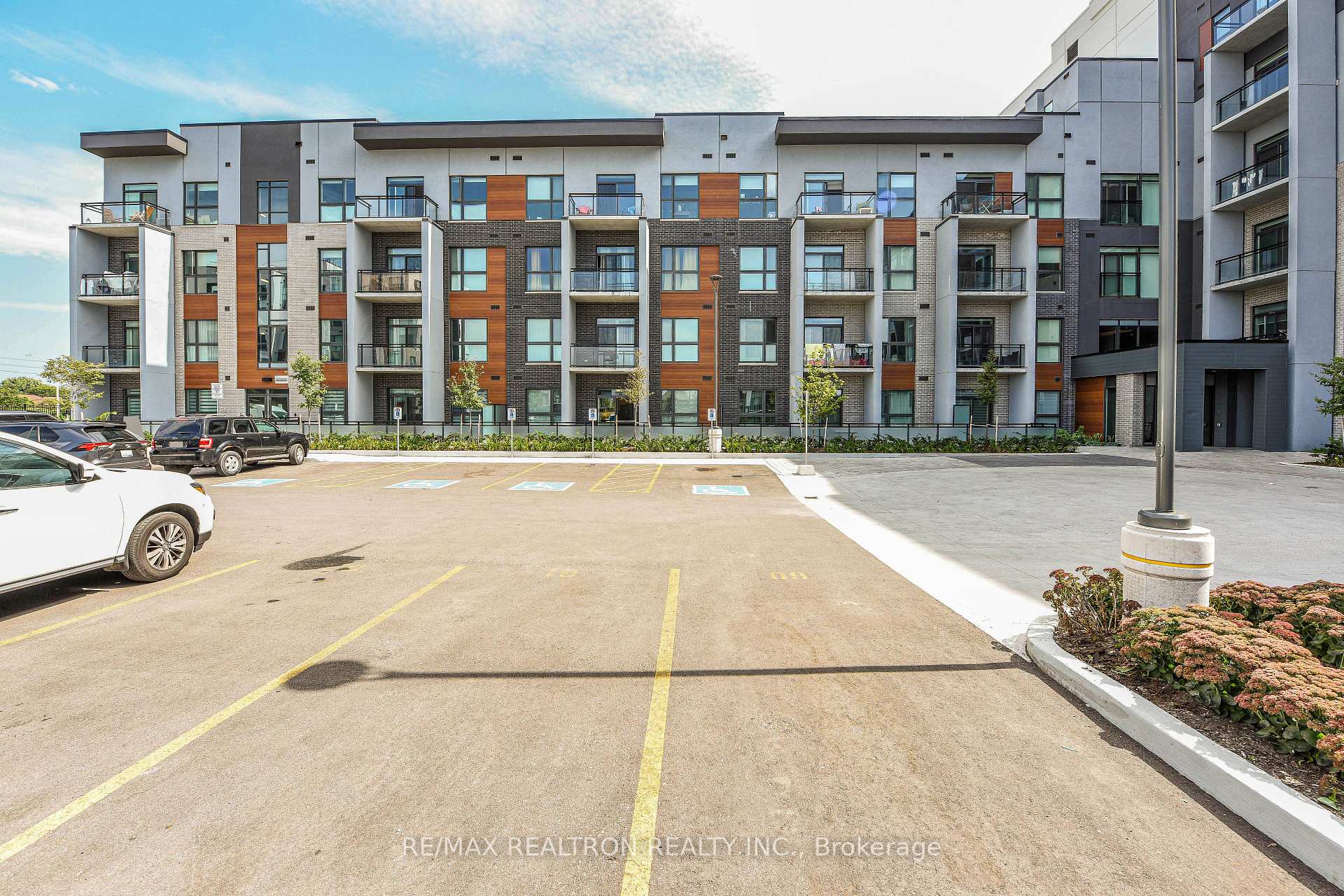 Photo 7 of Unit 111, 95 Dundas Street W, Oakville, Glenorchy — HOMEH