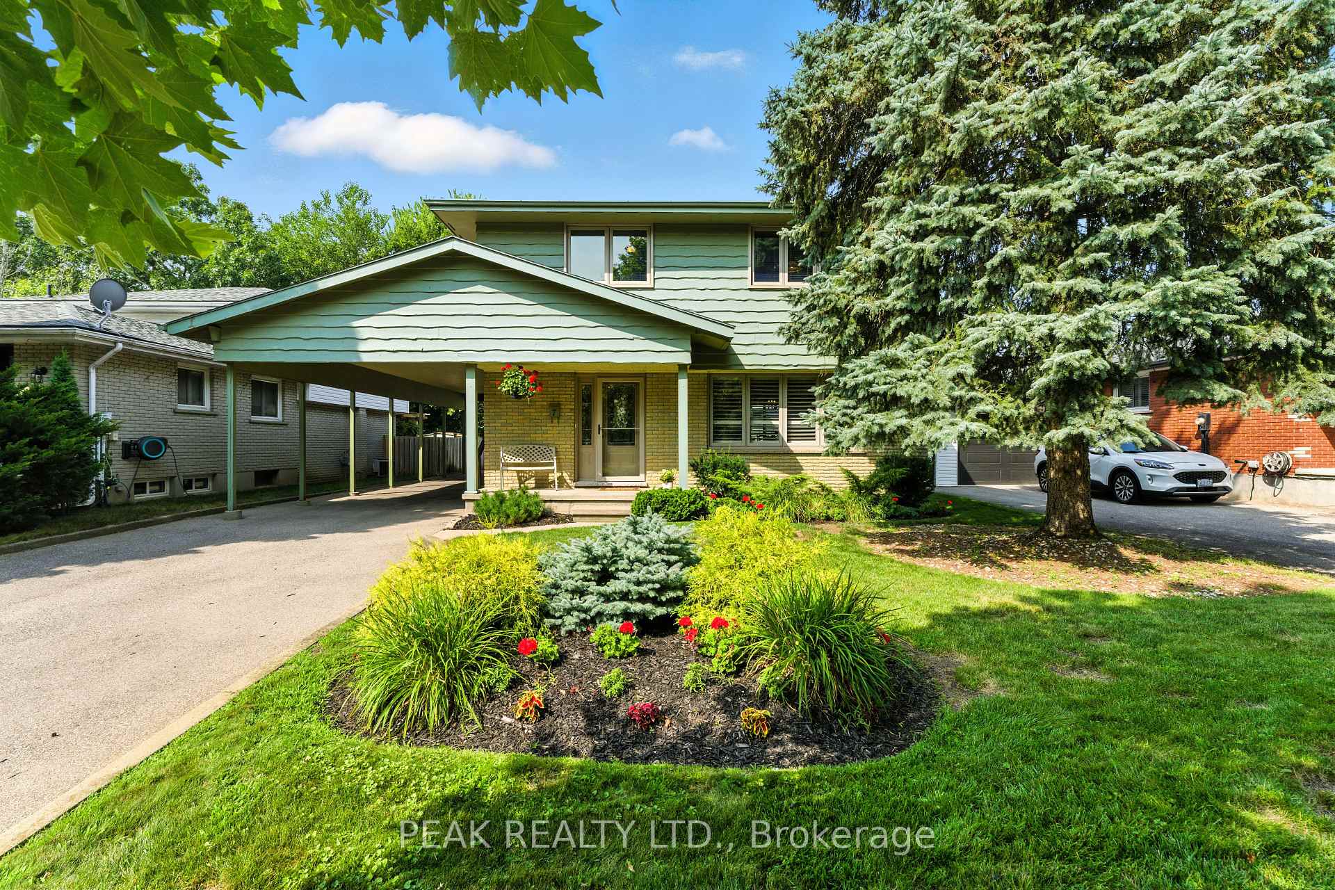 Photo 2 of 7 Palm Crescent, Brantford — HOMEH
