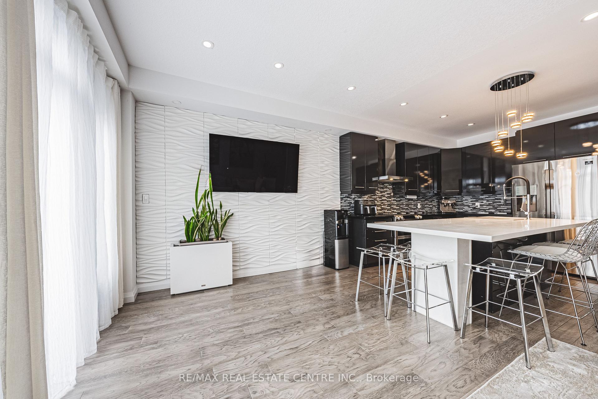 Photo 16 of Unit 26, 35 Midhurst Heights, Hamilton, Stoney Creek Mountain — HOMEH