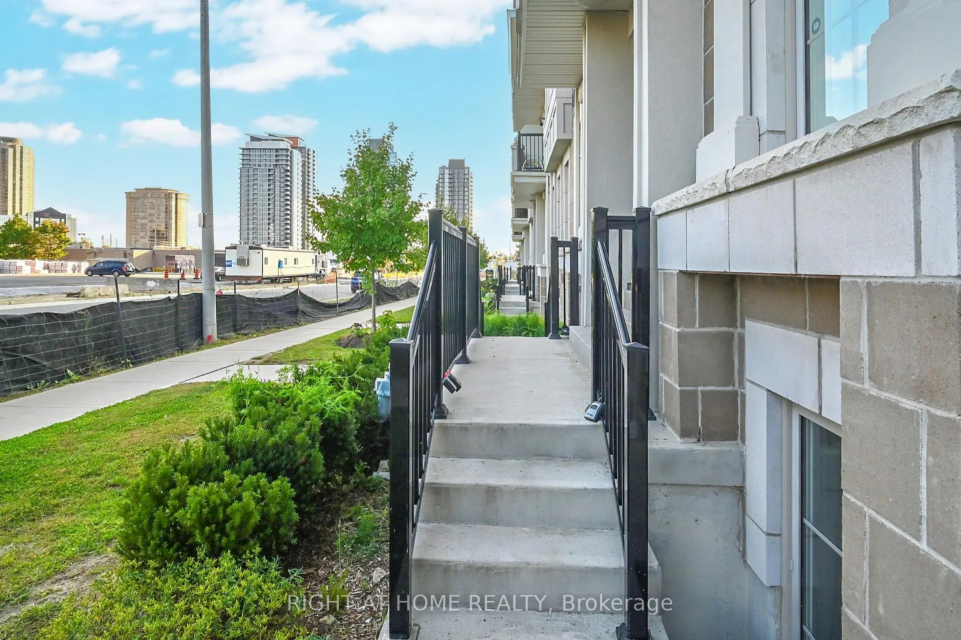 Photo 3 of Unit 32, 81 Armdale Road, Mississauga, Hurontario — HOMEH