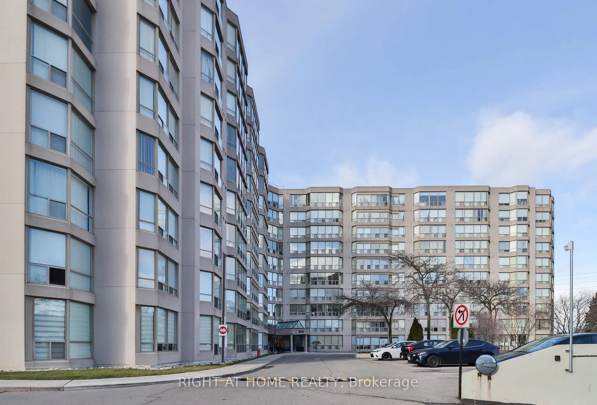 Front of Unit 611, 309 Major Mackenzie Drive E