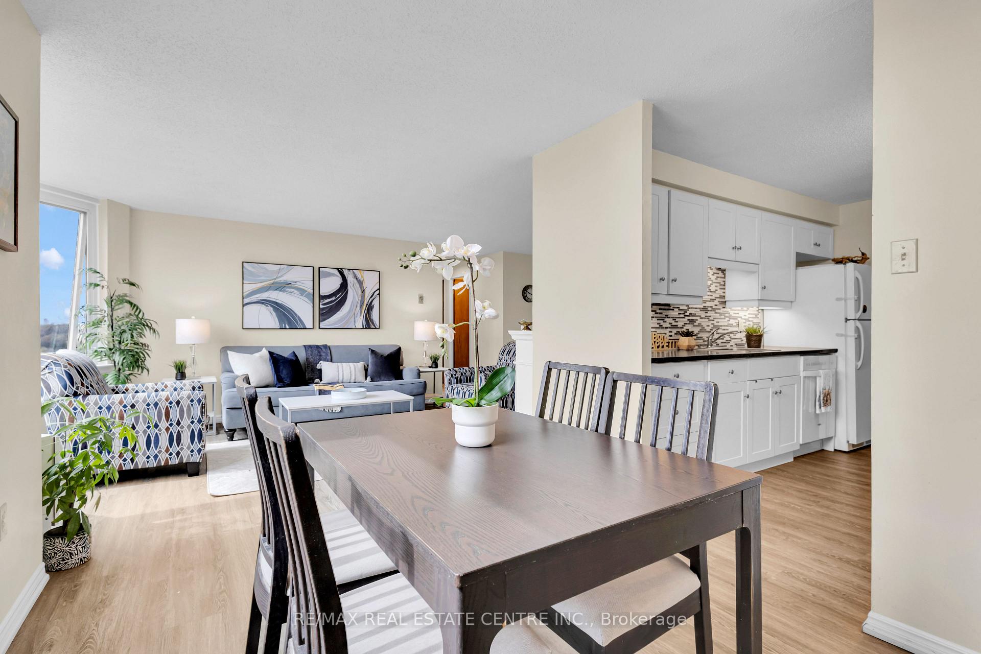 Photo 1 of Unit 1610, 35 Green Valley Drive, Kitchener, Pioneer Park — HOMEH