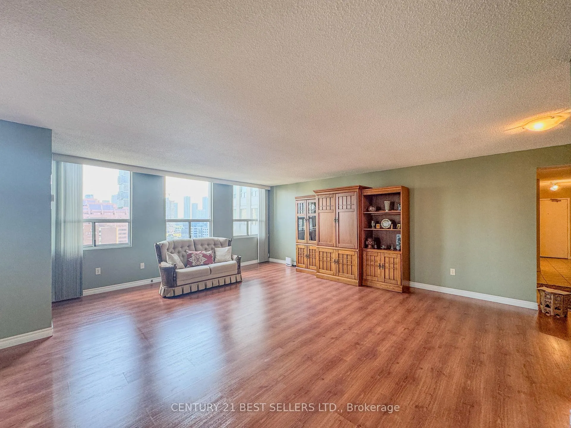 Photo 4 of Unit 1803, 3650 Kaneff Crescent, Mississauga, Mississauga Valleys — HOMEH