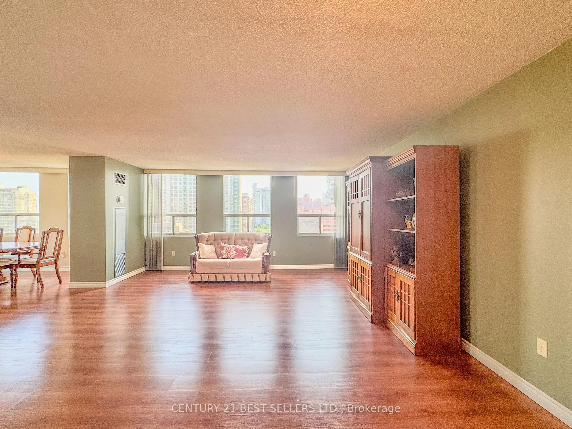 Photo 5 of Unit 1803, 3650 Kaneff Crescent, Mississauga, Mississauga Valleys — HOMEH