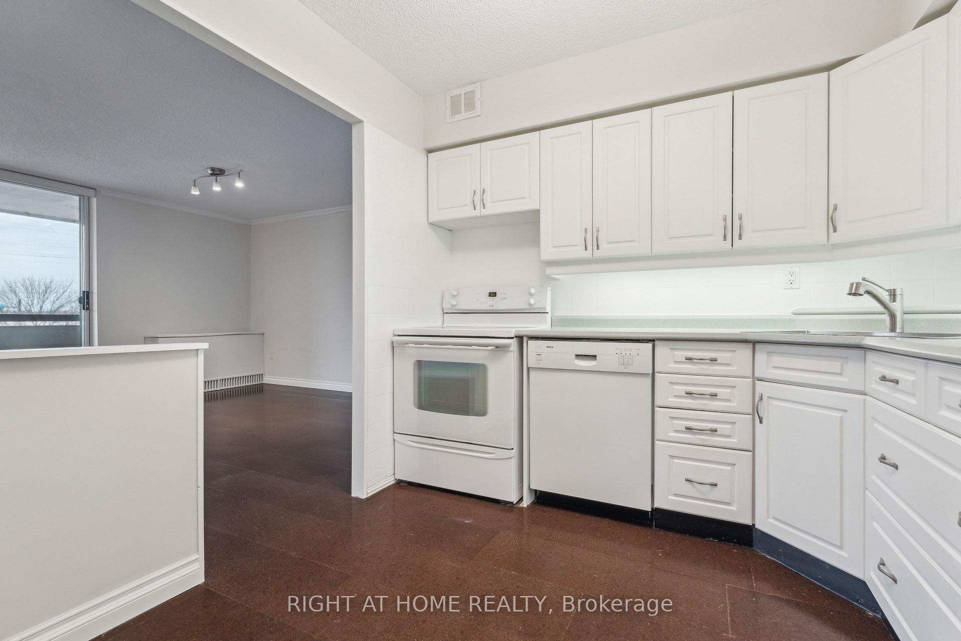 Photo 3 of Unit 307, 20 William Roe Boulevard, Newmarket, Central Newmarket — HOMEH