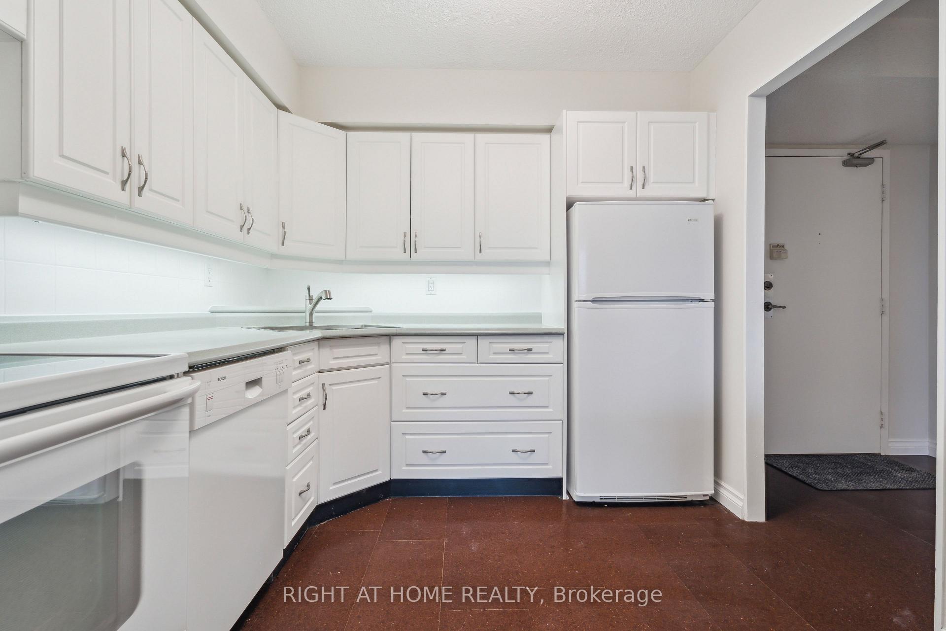 Photo 4 of Unit 307, 20 William Roe Boulevard, Newmarket, Central Newmarket — HOMEH