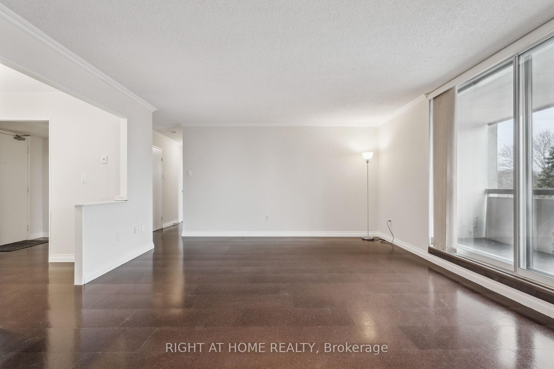 Photo 5 of Unit 307, 20 William Roe Boulevard, Newmarket, Central Newmarket — HOMEH