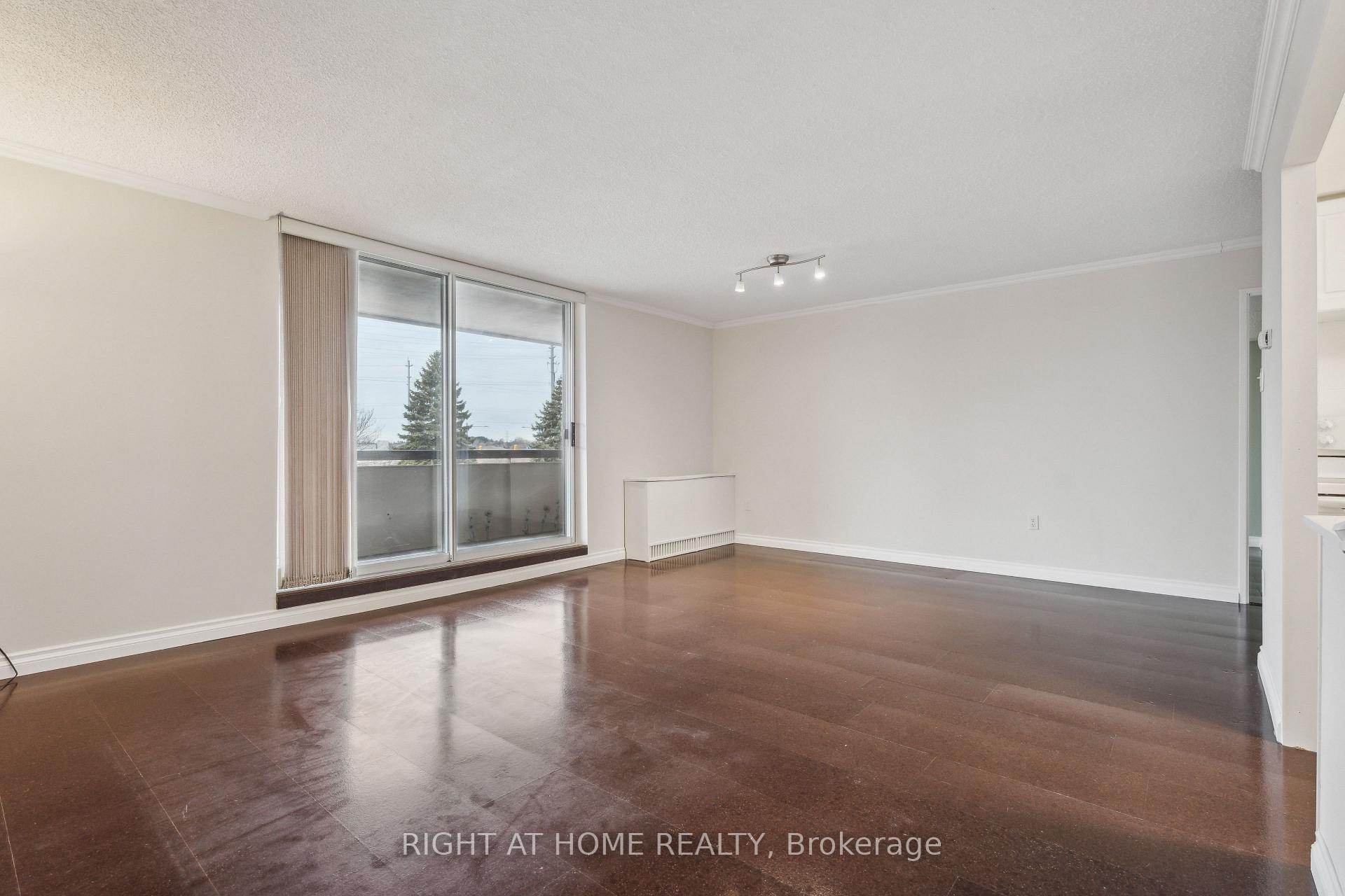 Photo 6 of Unit 307, 20 William Roe Boulevard, Newmarket, Central Newmarket — HOMEH