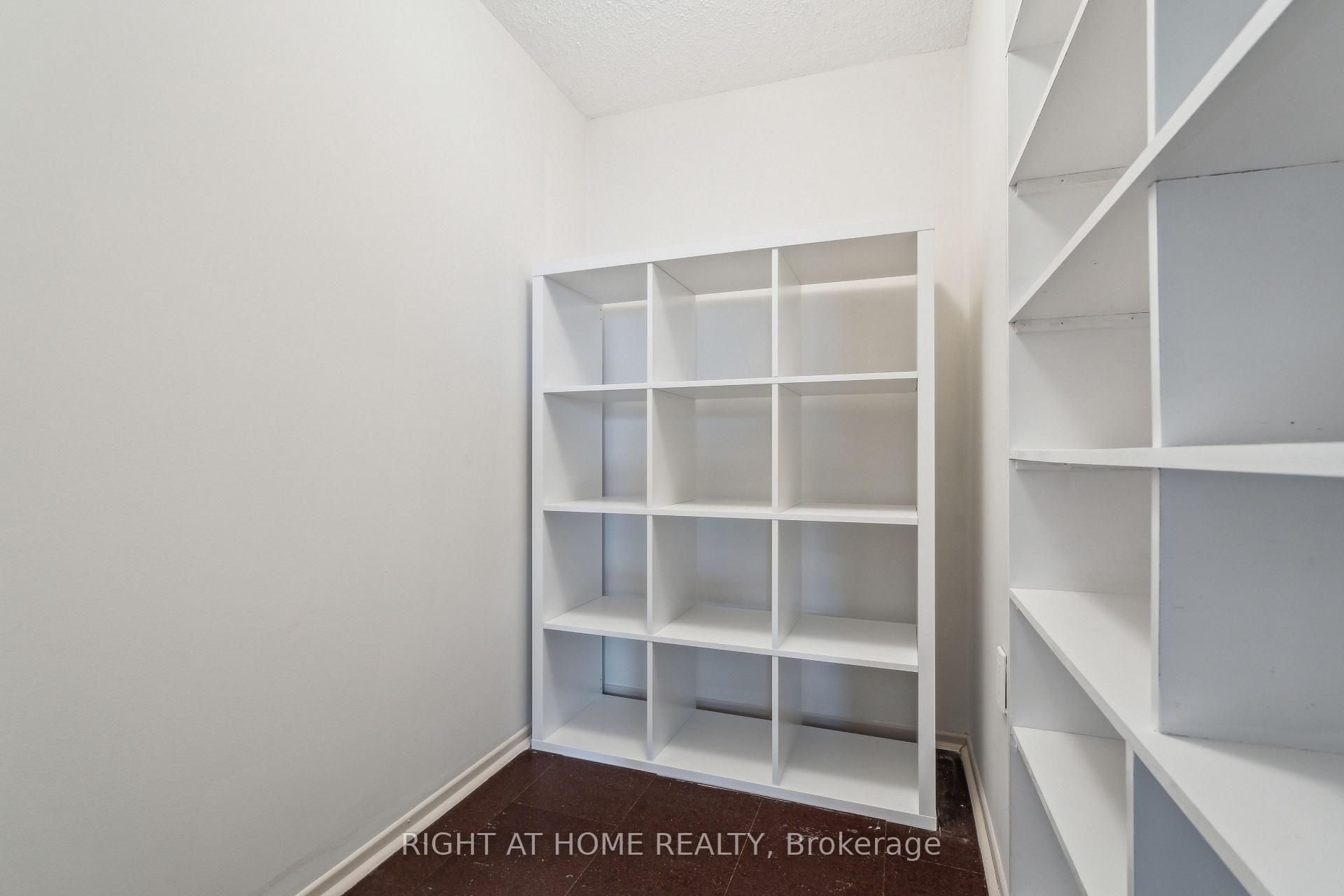 Photo 8 of Unit 307, 20 William Roe Boulevard, Newmarket, Central Newmarket — HOMEH