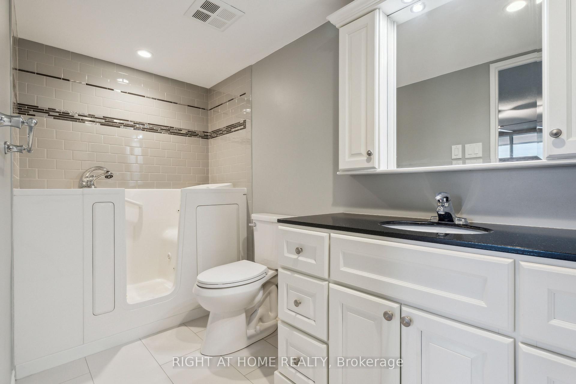 Photo 9 of Unit 307, 20 William Roe Boulevard, Newmarket, Central Newmarket — HOMEH