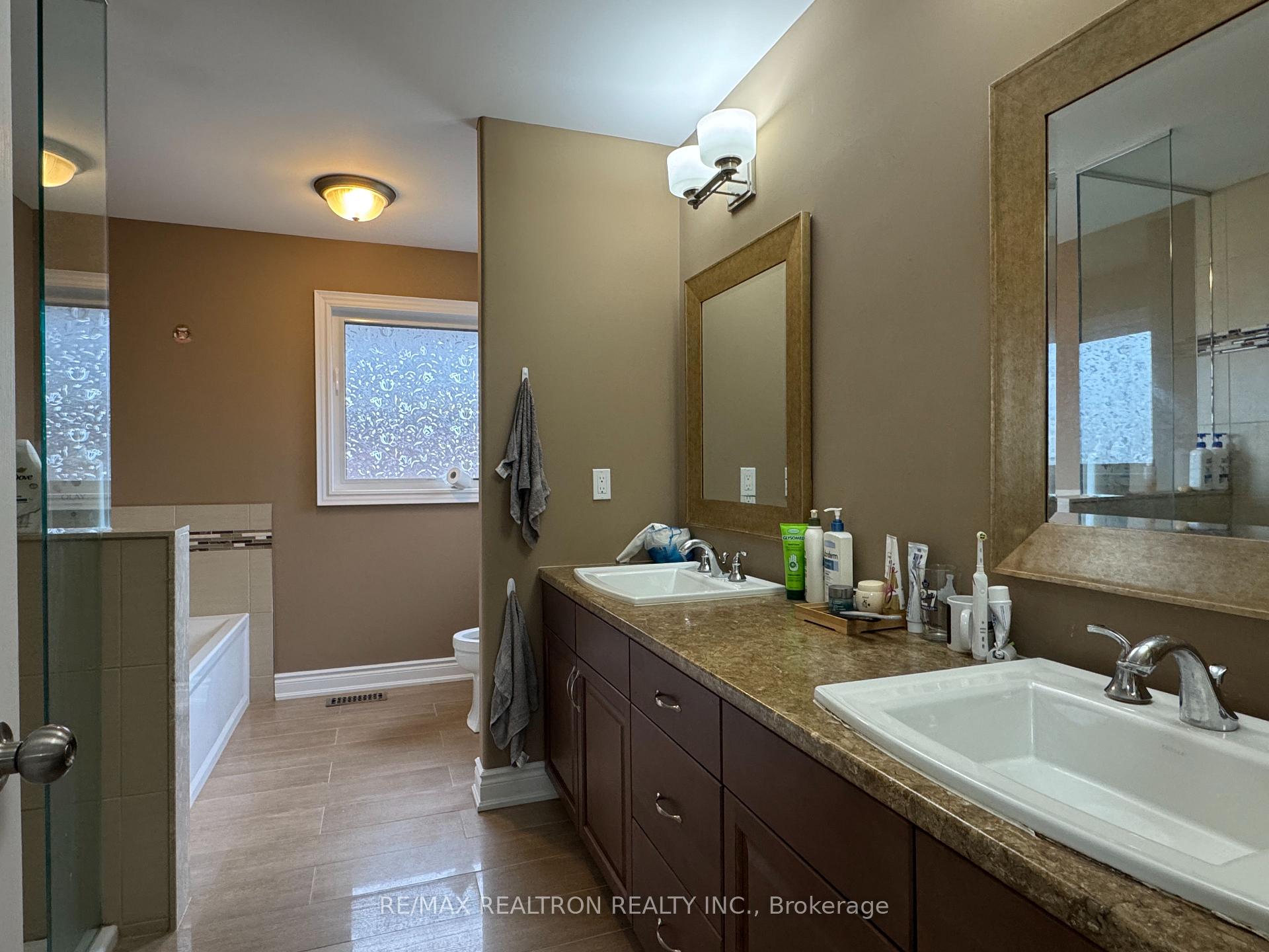 Photo 13 of 64 Jewel House Lane, Barrie, Innis-Shore — HOMEH