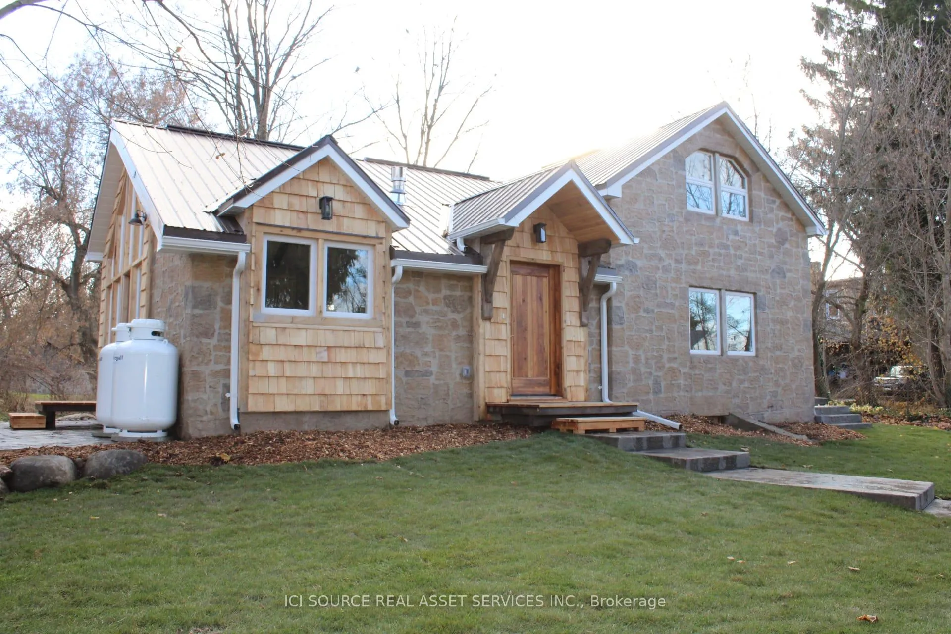 Photo 3 of 131 Orr Street, Chatsworth — HOMEH