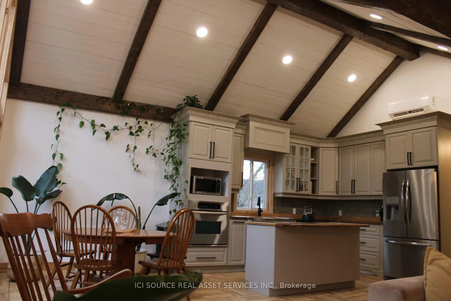 Photo 13 of 131 Orr Street, Chatsworth — HOMEH