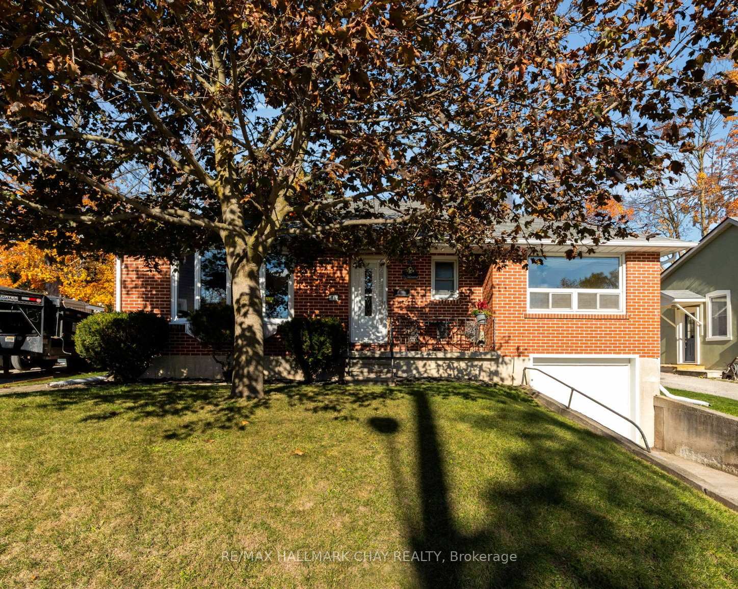 Photo 2 of 36 Grove Street E, Barrie, Wellington — HOMEH