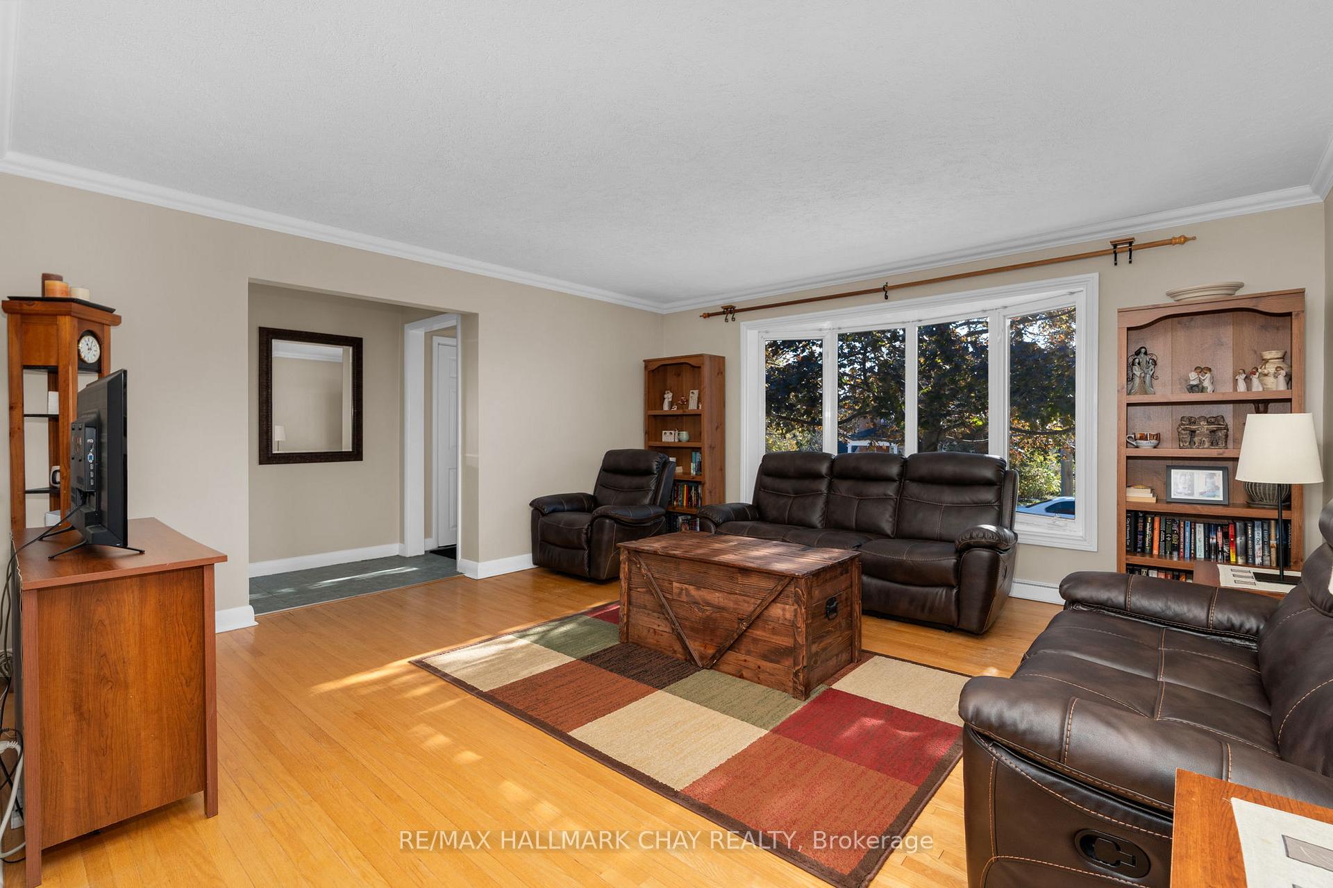 Photo 5 of 36 Grove Street E, Barrie, Wellington — HOMEH