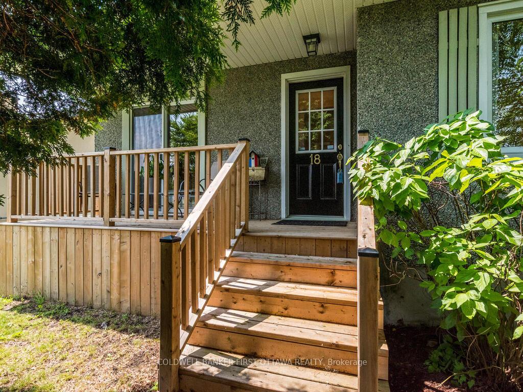 Photo 2 of 18 Sutton Place, Ottawa, City View/Skyline/Fisher Heights/Parkwood Hills — HOMEH