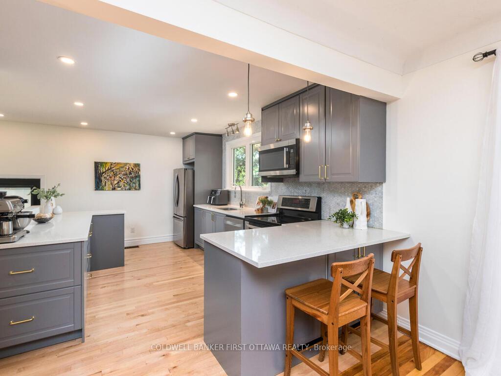 Photo 11 of 18 Sutton Place, Ottawa, City View/Skyline/Fisher Heights/Parkwood Hills — HOMEH