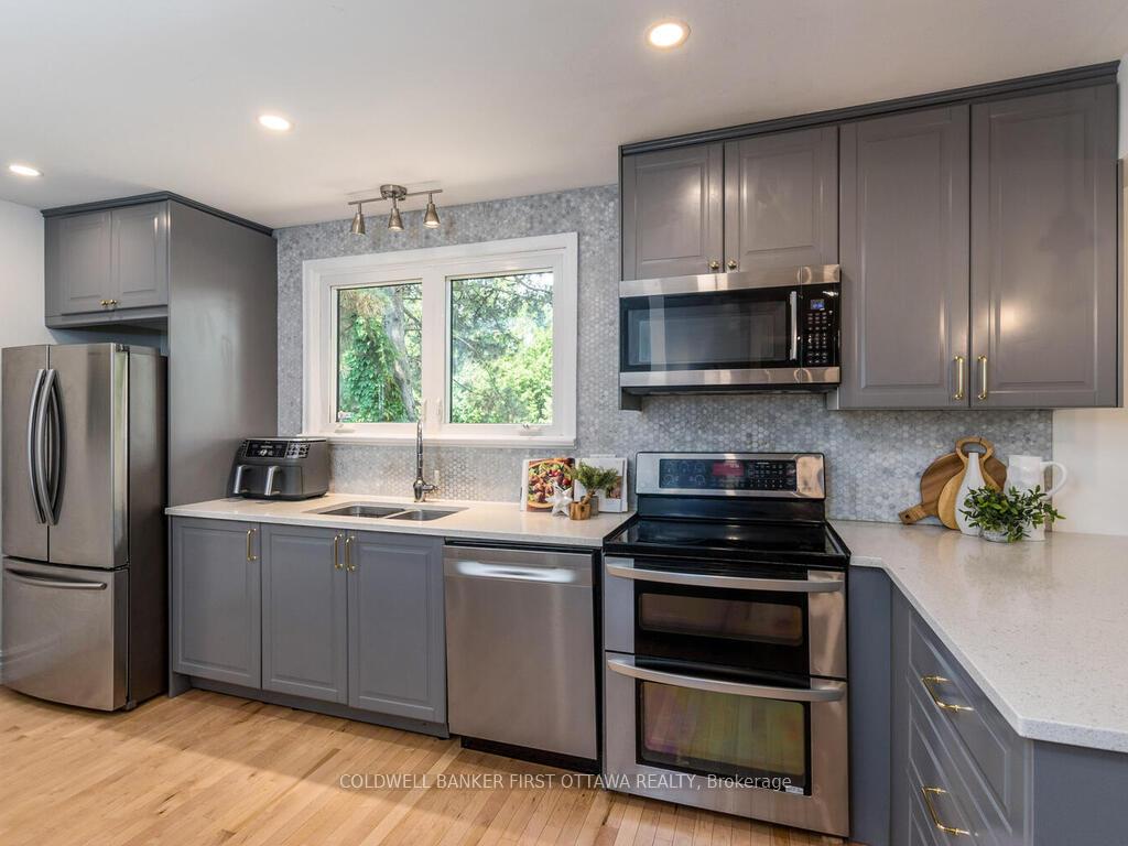 Photo 15 of 18 Sutton Place, Ottawa, City View/Skyline/Fisher Heights/Parkwood Hills — HOMEH
