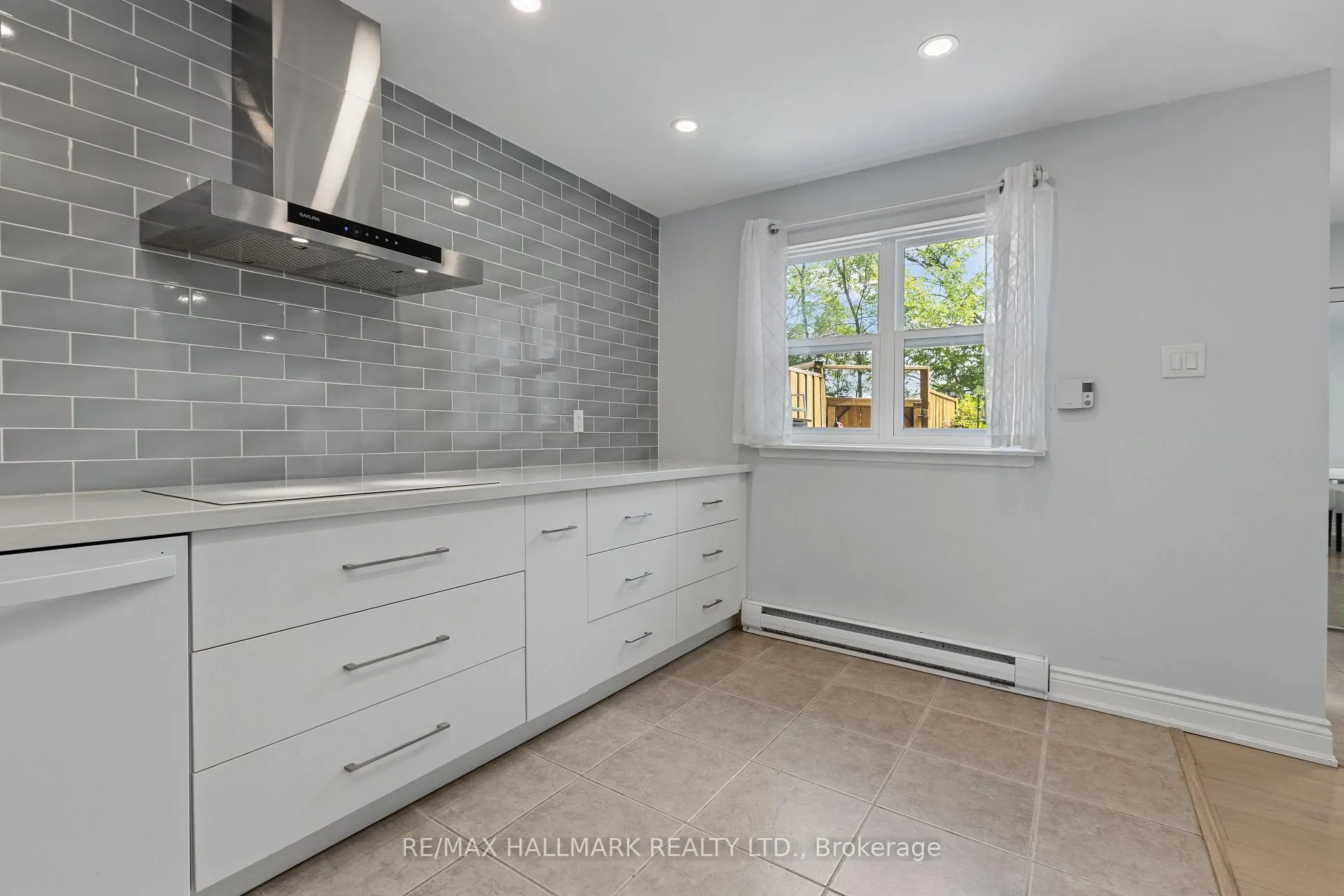 Photo 2 of Unit 130, 3040 Constitution Boulevard, Mississauga, Applewood — HOMEH