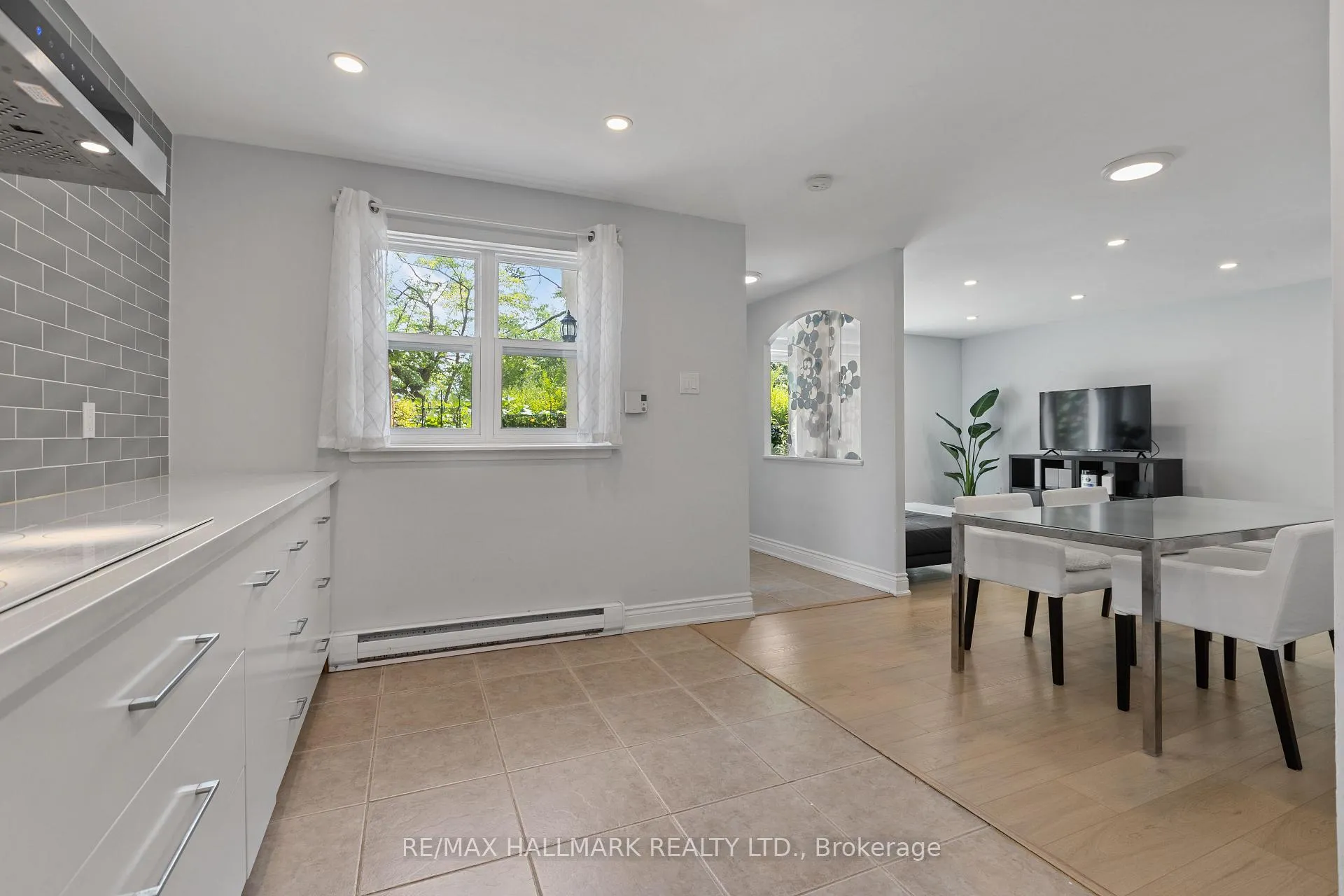Photo 3 of Unit 130, 3040 Constitution Boulevard, Mississauga, Applewood — HOMEH