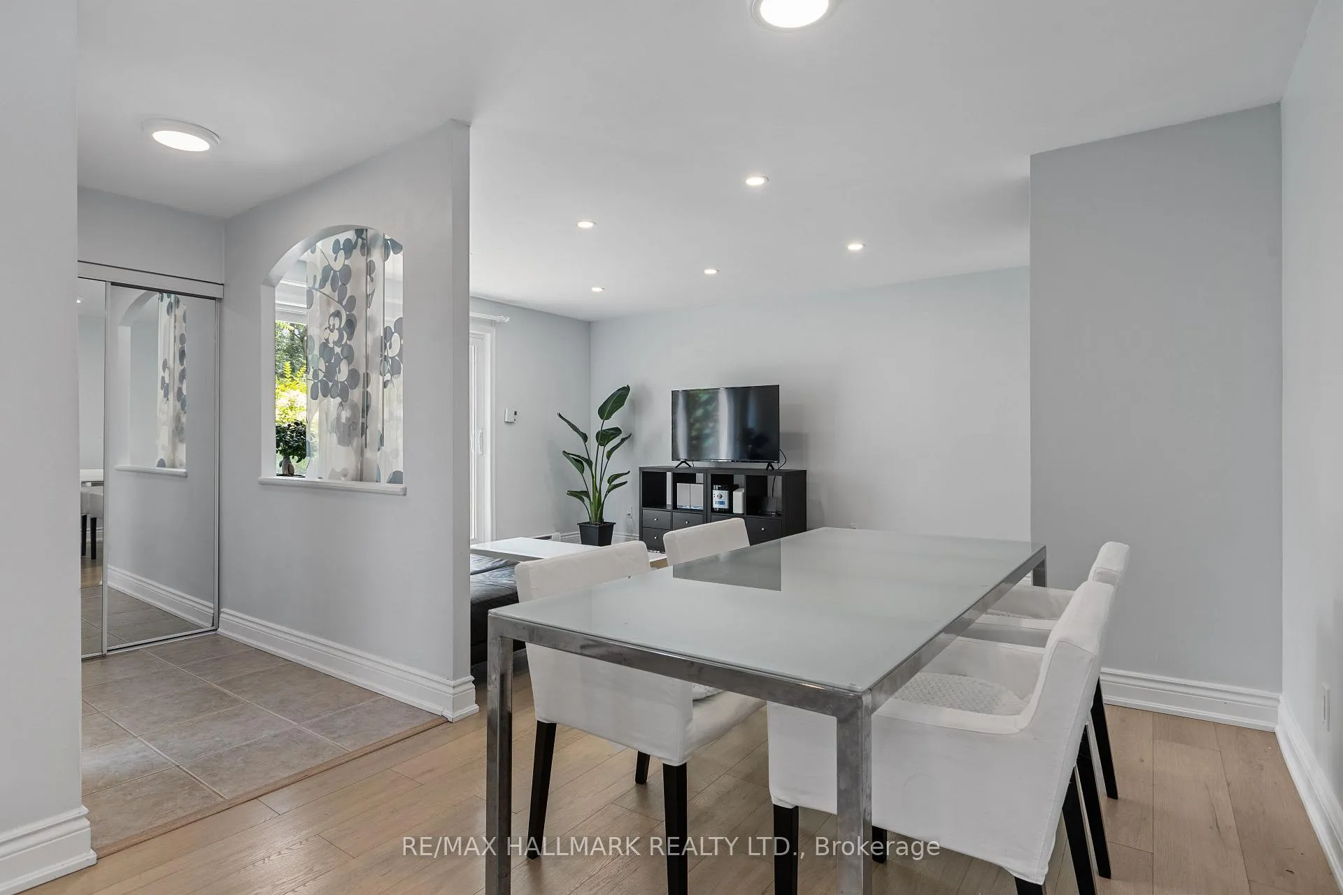 Photo 5 of Unit 130, 3040 Constitution Boulevard, Mississauga, Applewood — HOMEH