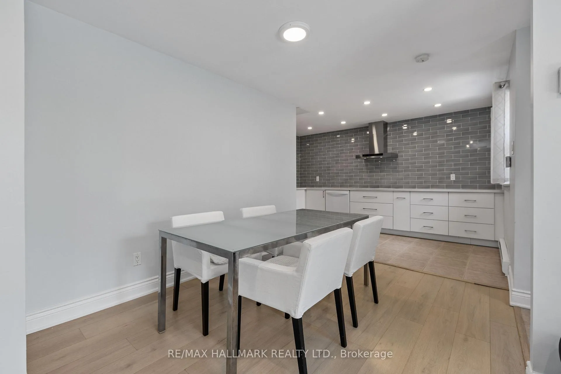 Photo 6 of Unit 130, 3040 Constitution Boulevard, Mississauga, Applewood — HOMEH