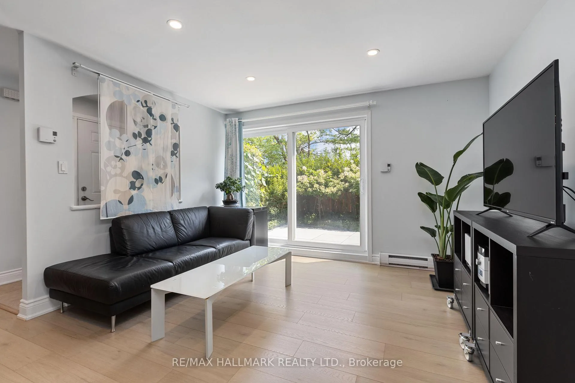 Photo 7 of Unit 130, 3040 Constitution Boulevard, Mississauga, Applewood — HOMEH