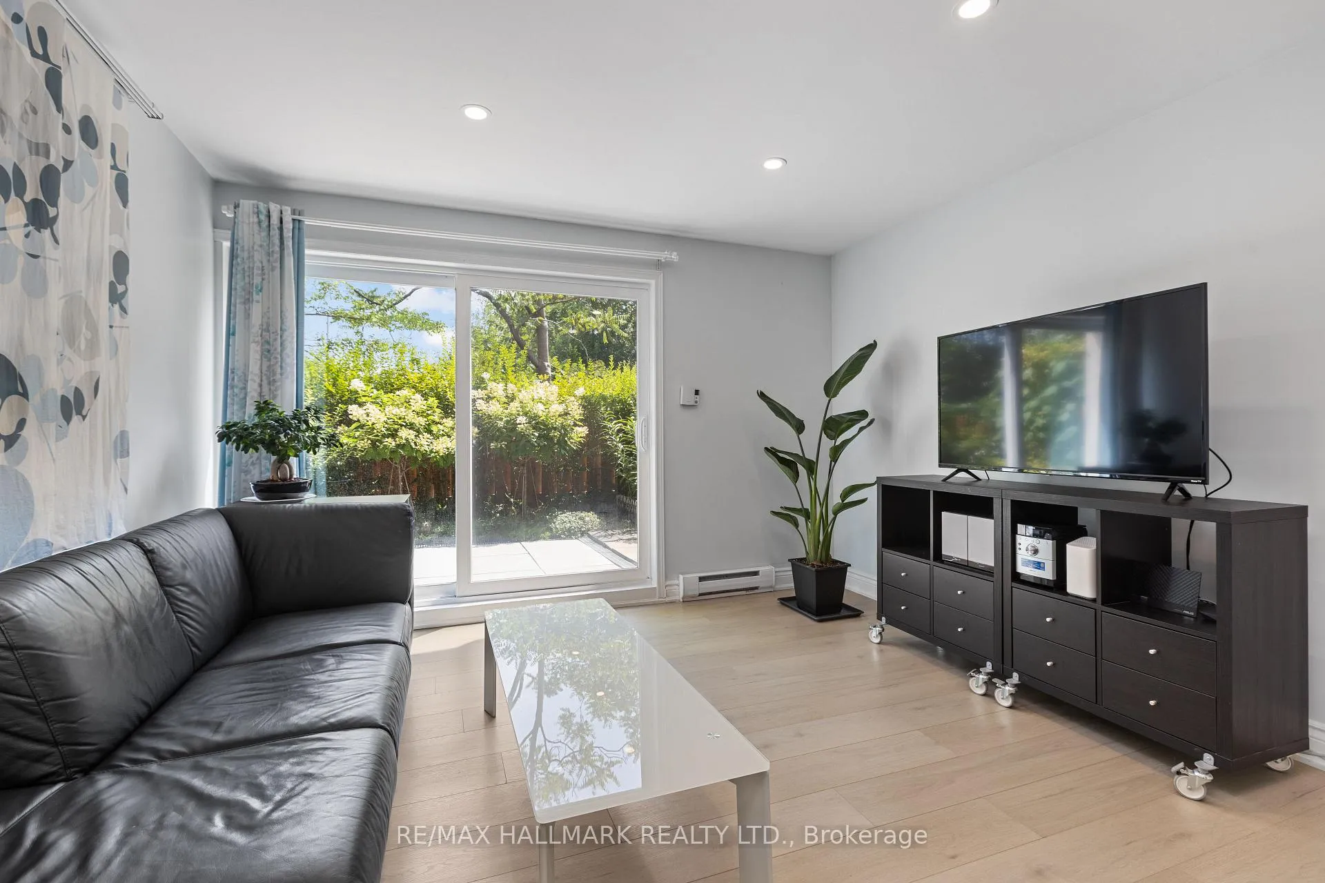 Photo 8 of Unit 130, 3040 Constitution Boulevard, Mississauga, Applewood — HOMEH
