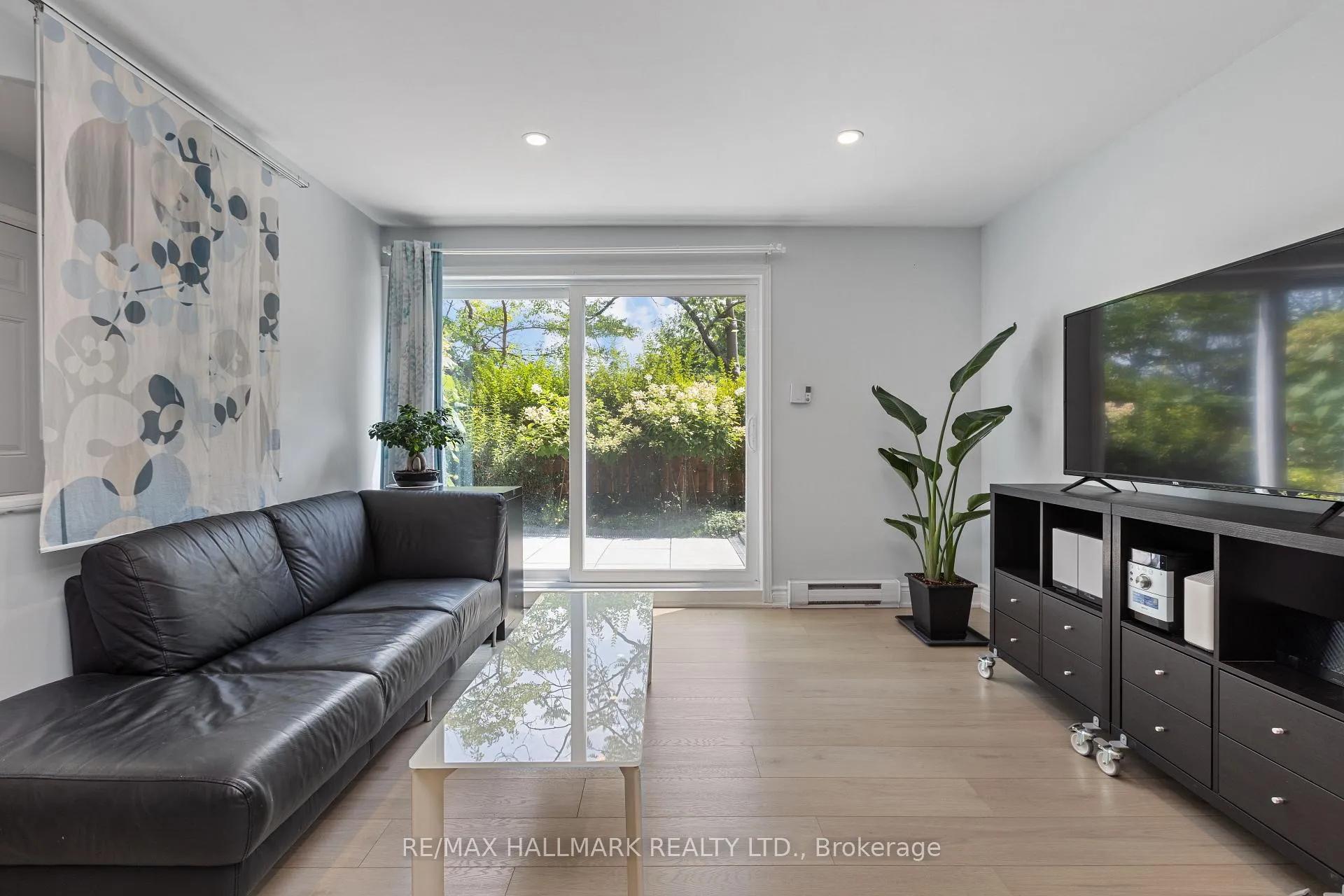 Photo 9 of Unit 130, 3040 Constitution Boulevard, Mississauga, Applewood — HOMEH