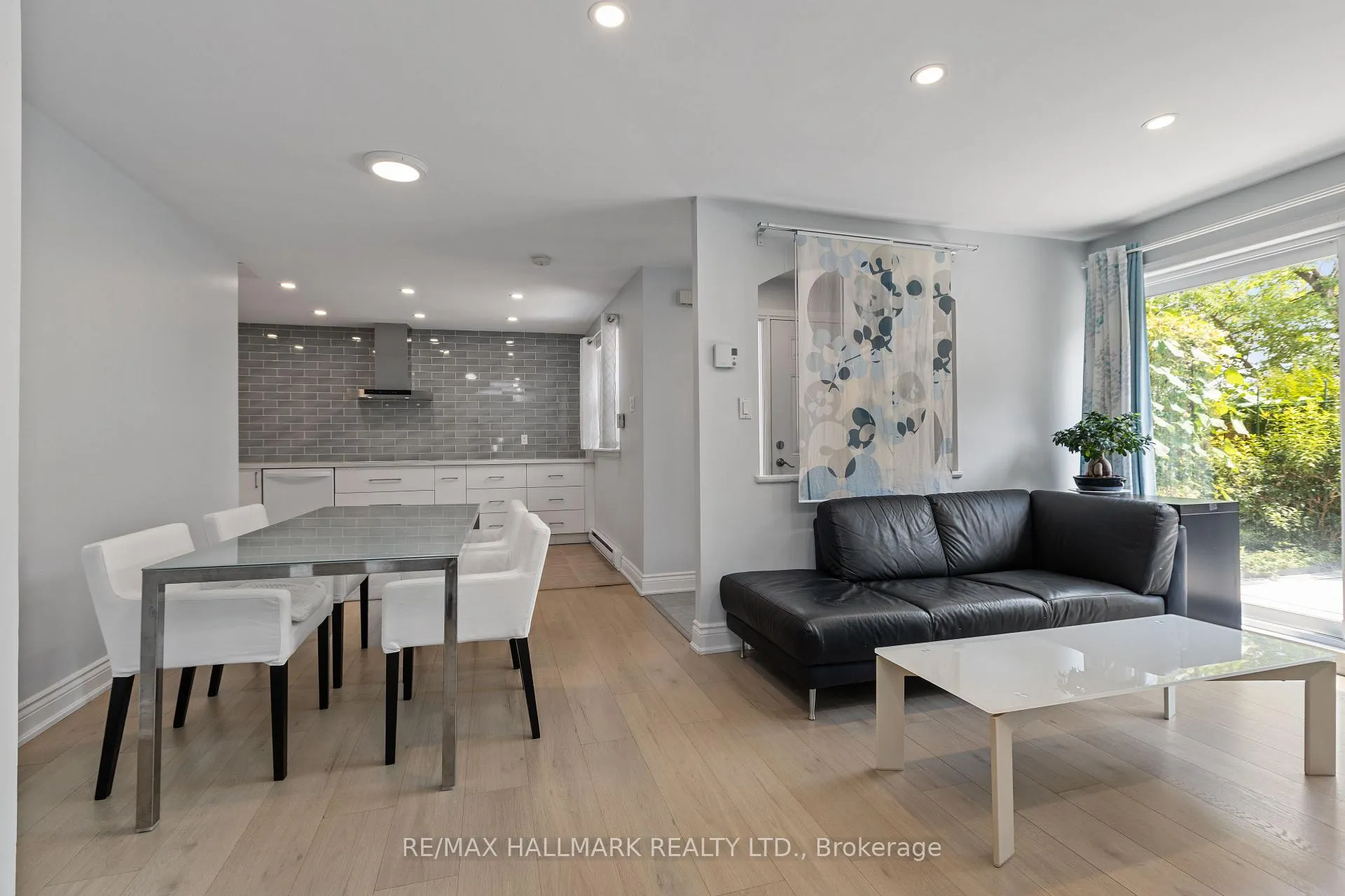 Photo 11 of Unit 130, 3040 Constitution Boulevard, Mississauga, Applewood — HOMEH