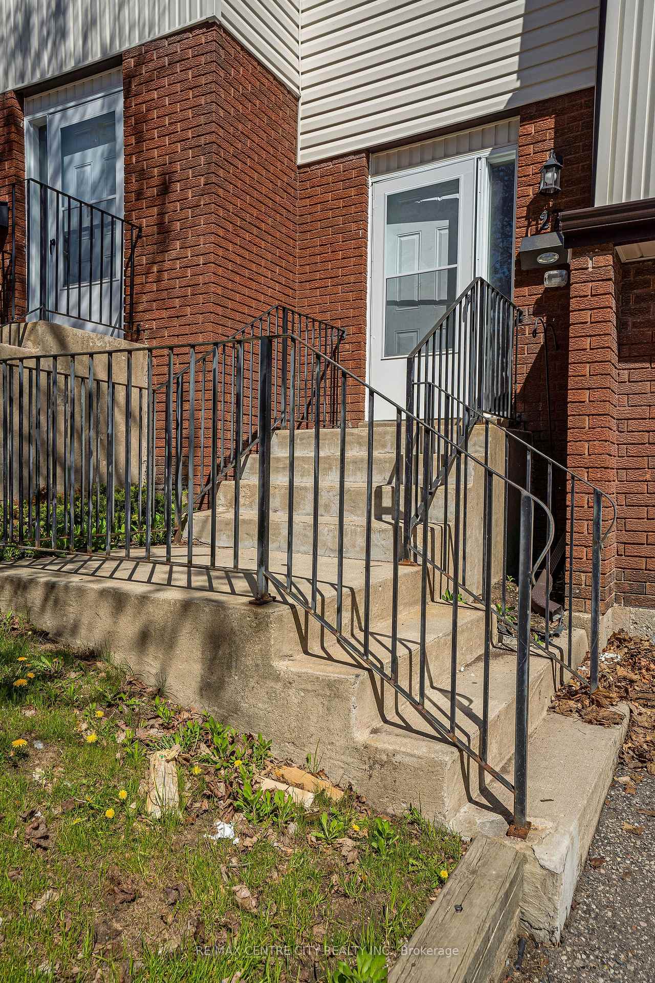 Photo 4 of Unit 27, 281 Bluevale Street N, Waterloo — HOMEH