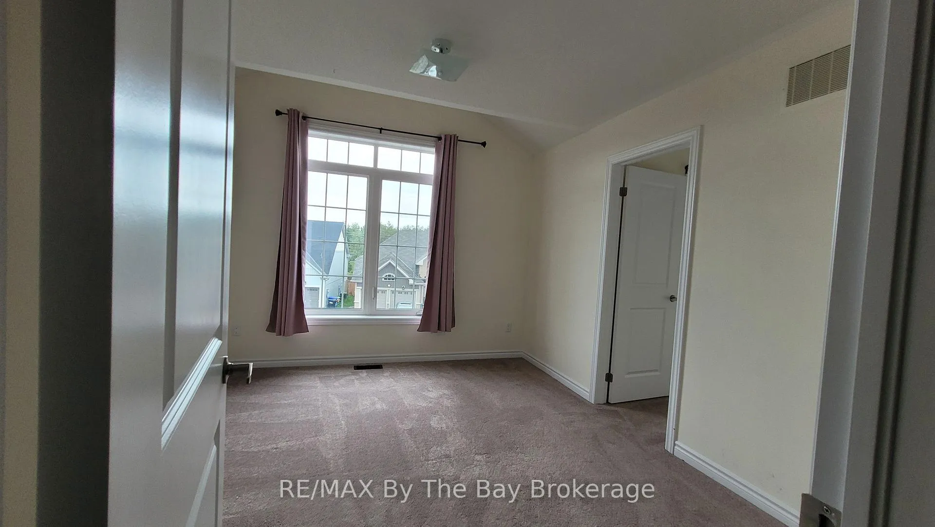 Photo 7 of 218 Roy Drive, Clearview, Stayner — HOMEH