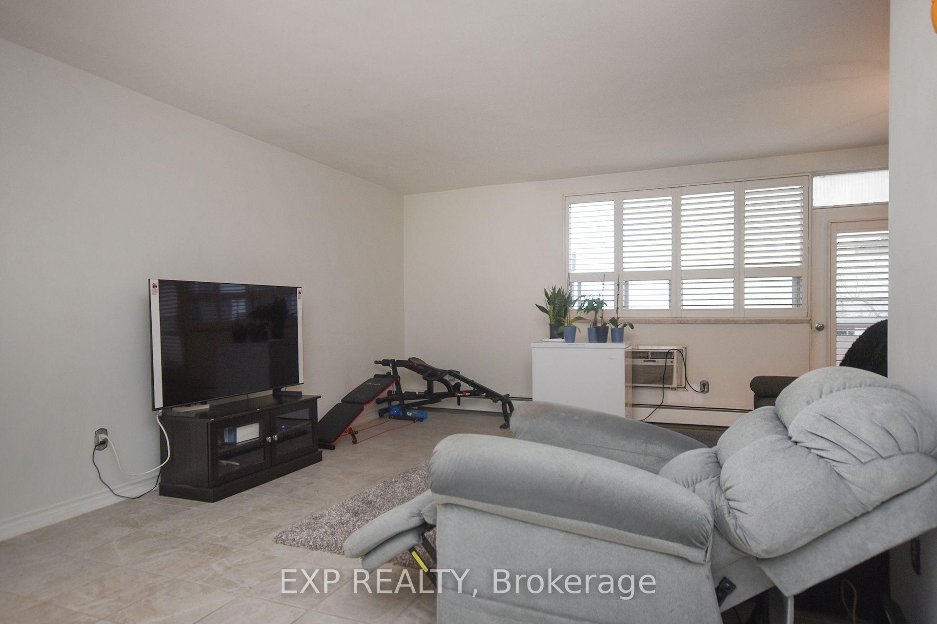 Photo 3 of Unit 607, 67 Richmond Street, Richmond Hill, Mill Pond — HOMEH