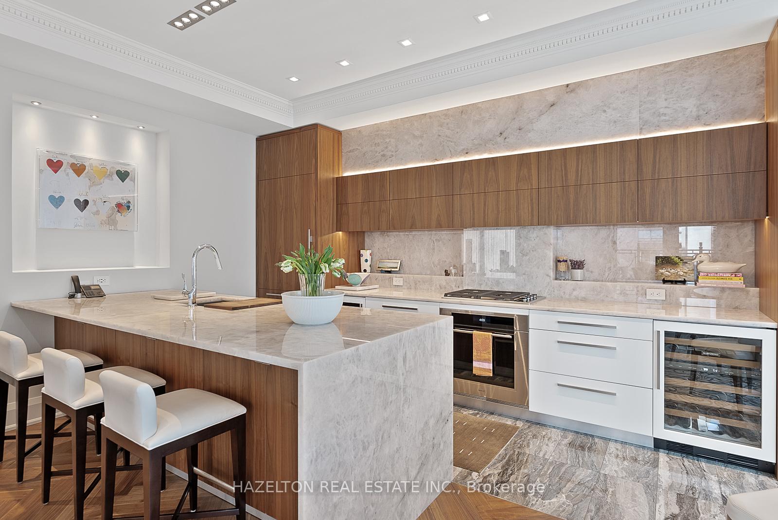 Photo 6 of Unit 7D, 1 St Thomas Street, Toronto, Bay Street Corridor — HOMEH