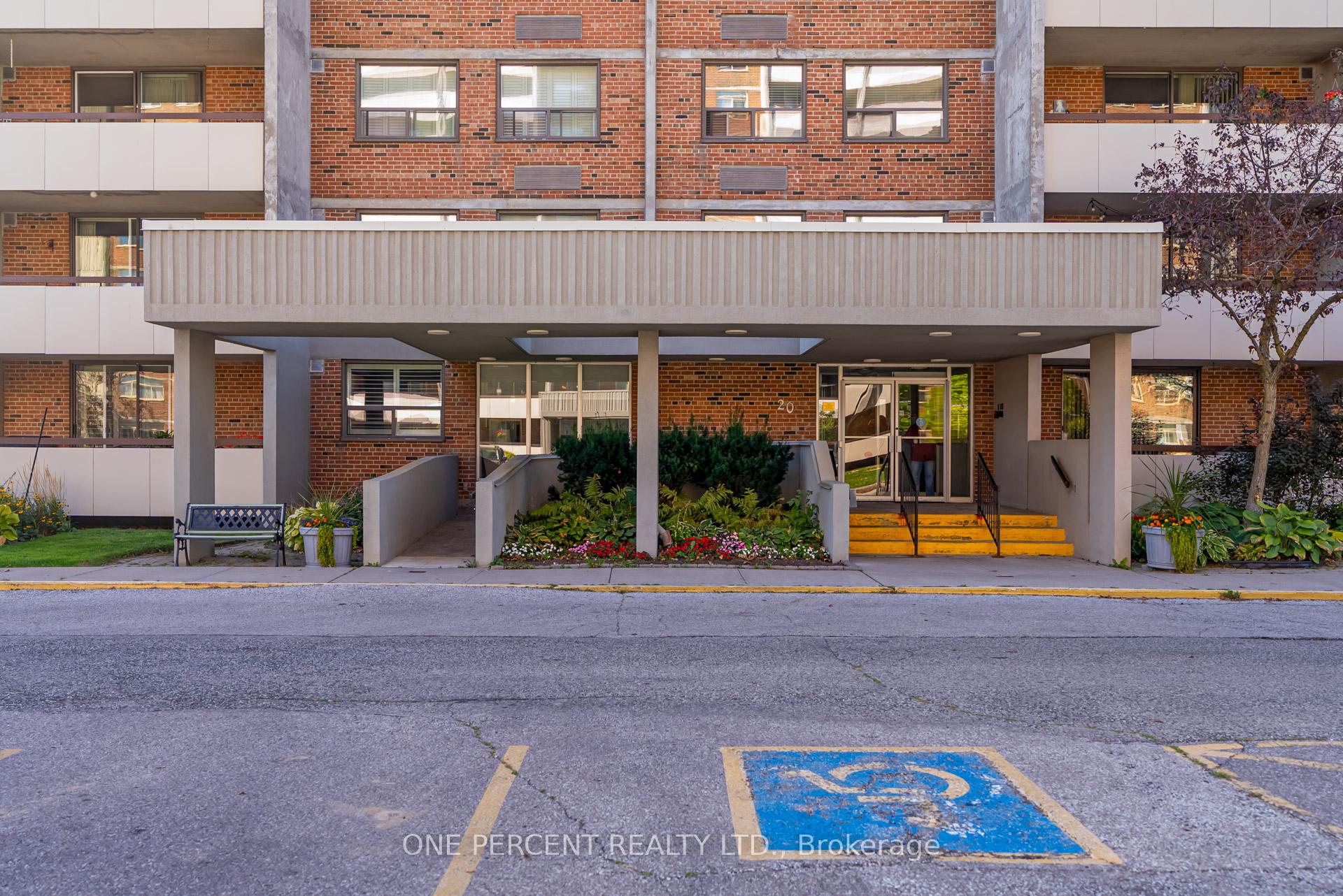 Photo 4 of Unit 705, 20 William Roe Boulevard, Newmarket, Central Newmarket — HOMEH