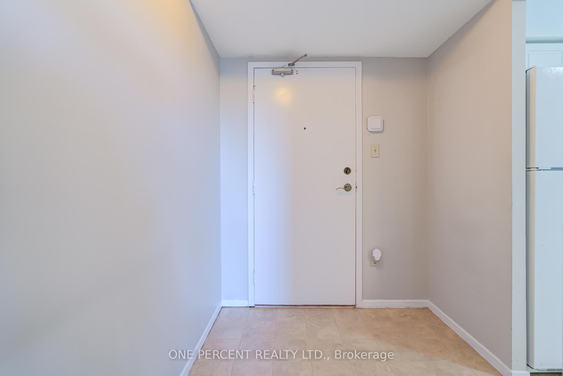 Photo 5 of Unit 705, 20 William Roe Boulevard, Newmarket, Central Newmarket — HOMEH