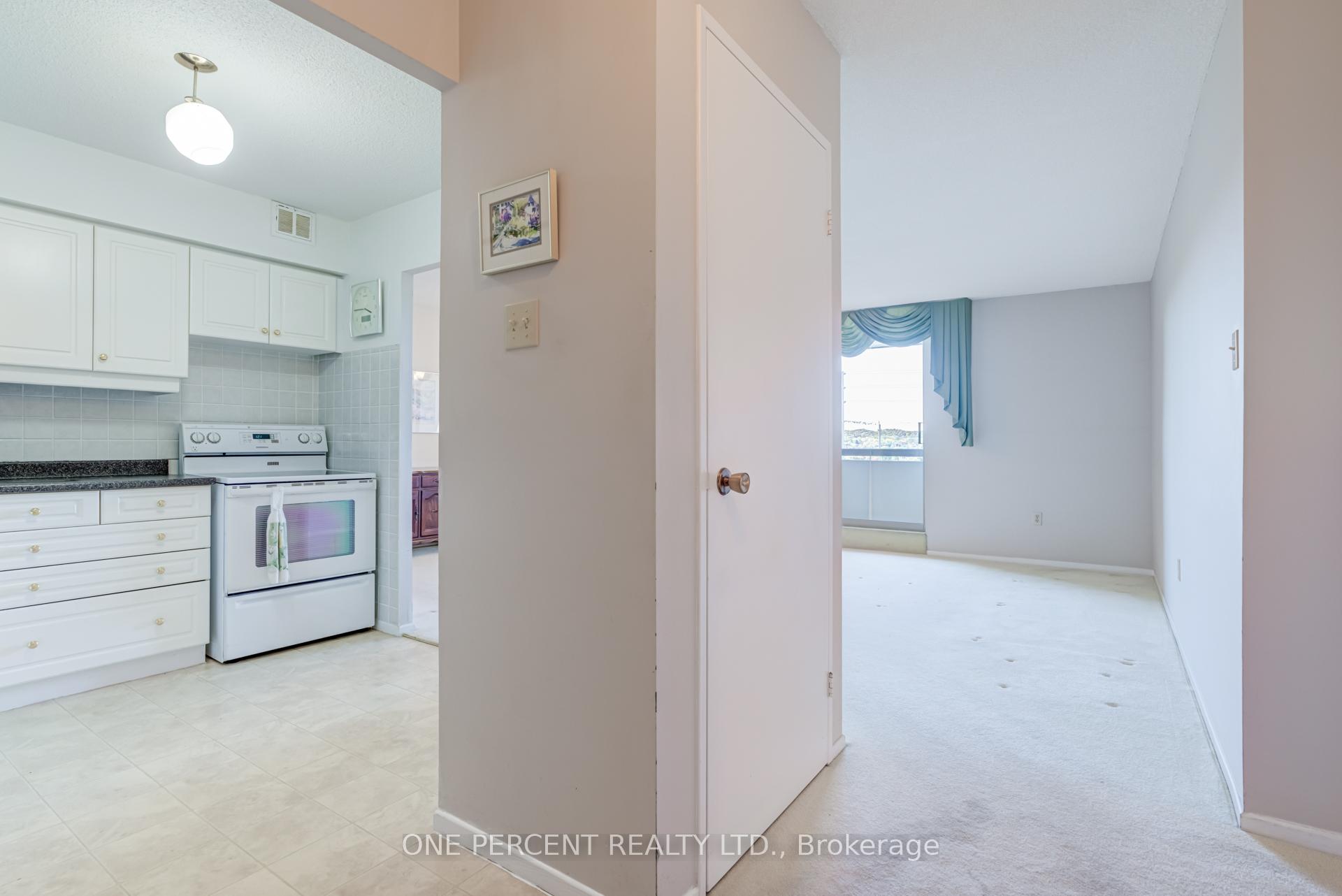 Photo 6 of Unit 705, 20 William Roe Boulevard, Newmarket, Central Newmarket — HOMEH