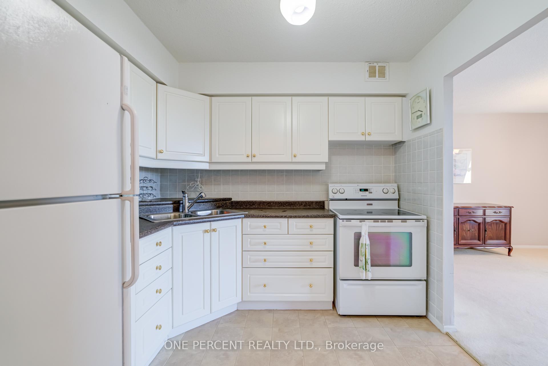 Photo 12 of Unit 705, 20 William Roe Boulevard, Newmarket, Central Newmarket — HOMEH