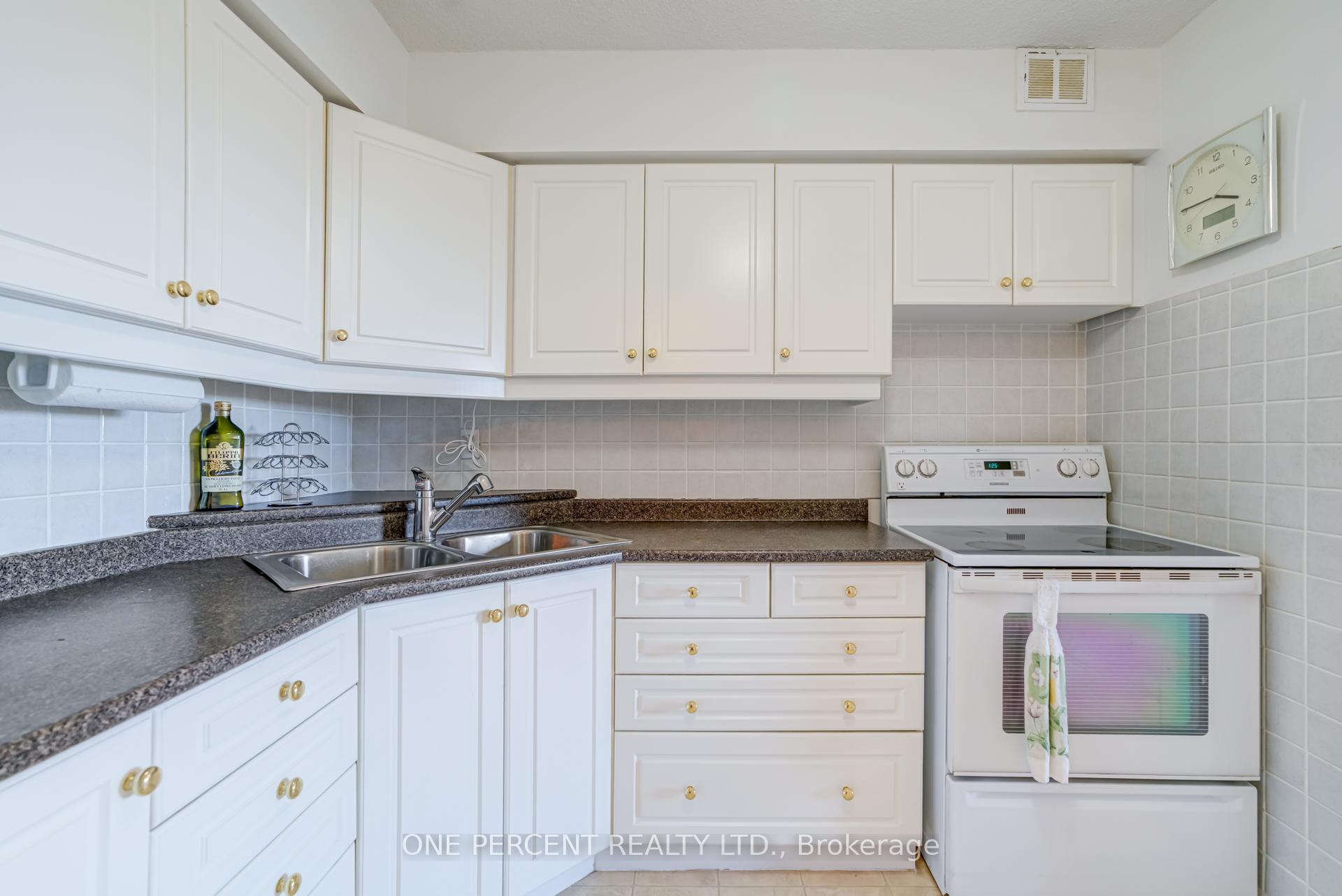 Photo 13 of Unit 705, 20 William Roe Boulevard, Newmarket, Central Newmarket — HOMEH