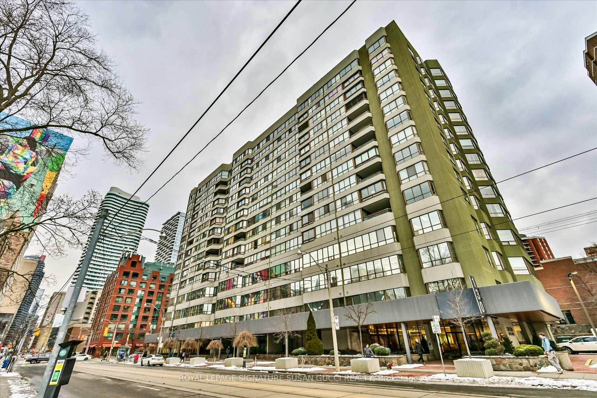 Front of Unit 810, 130 Carlton Street