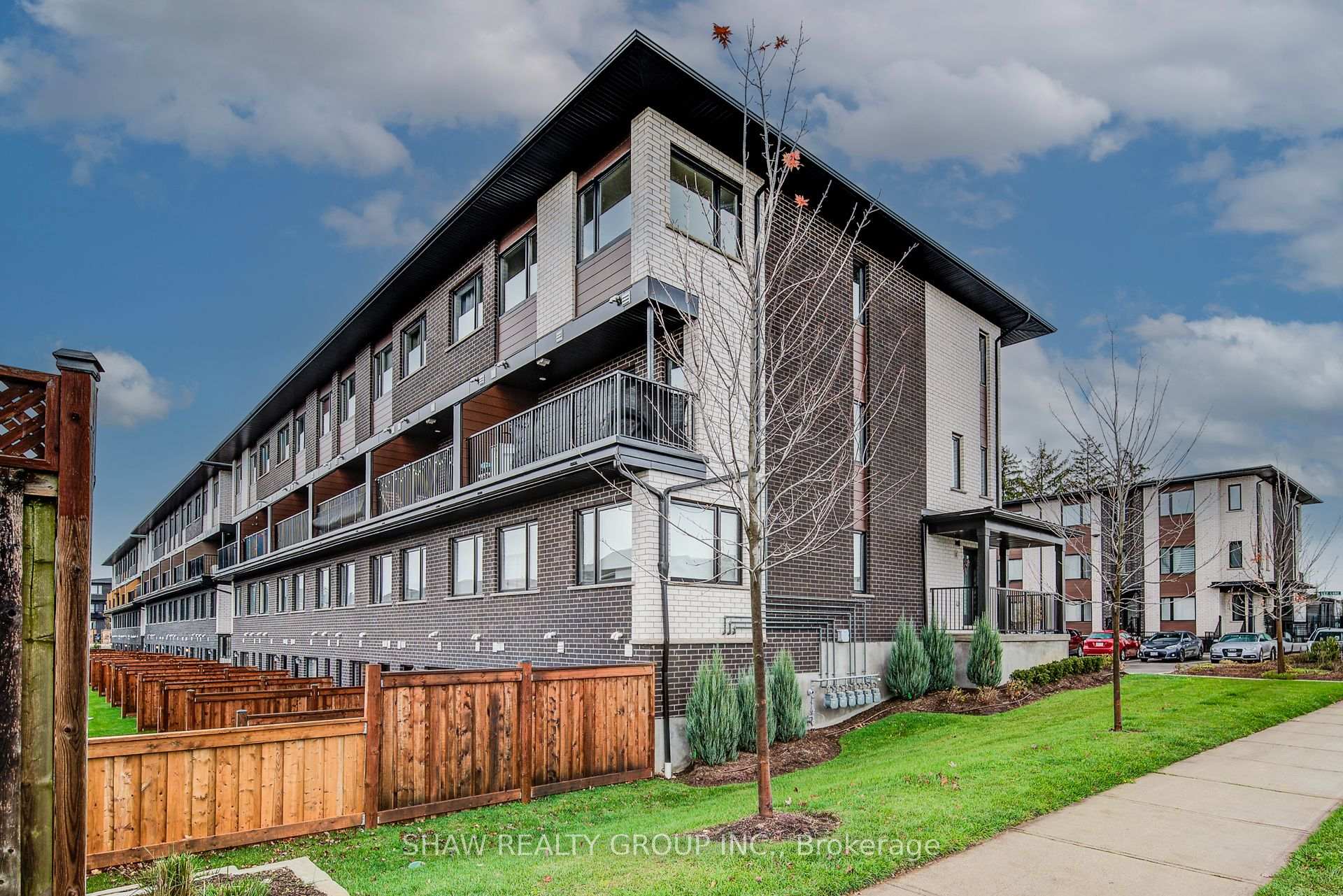 Photo 5 of 4 Lily Lane, Guelph, Clairfields/Hanlon Business Park — HOMEH