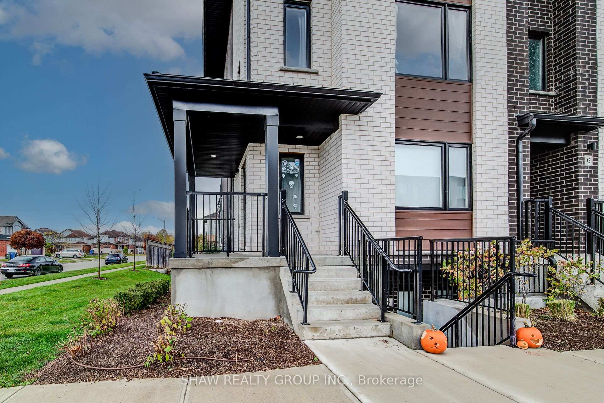 Photo 7 of 4 Lily Lane, Guelph, Clairfields/Hanlon Business Park — HOMEH