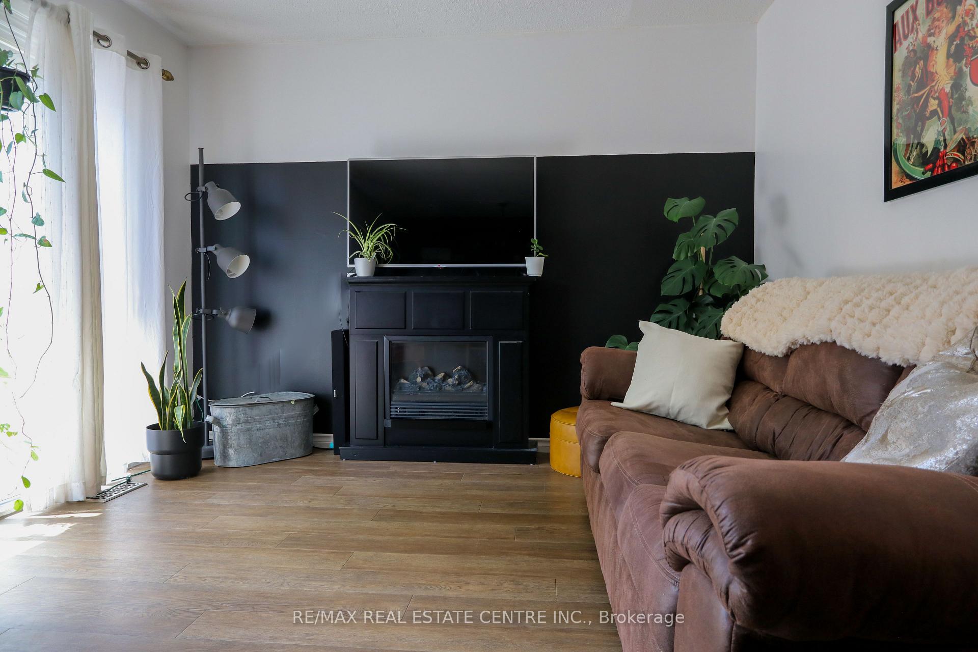 Photo 2 of Unit 1, 423 Keats Way, Waterloo — HOMEH