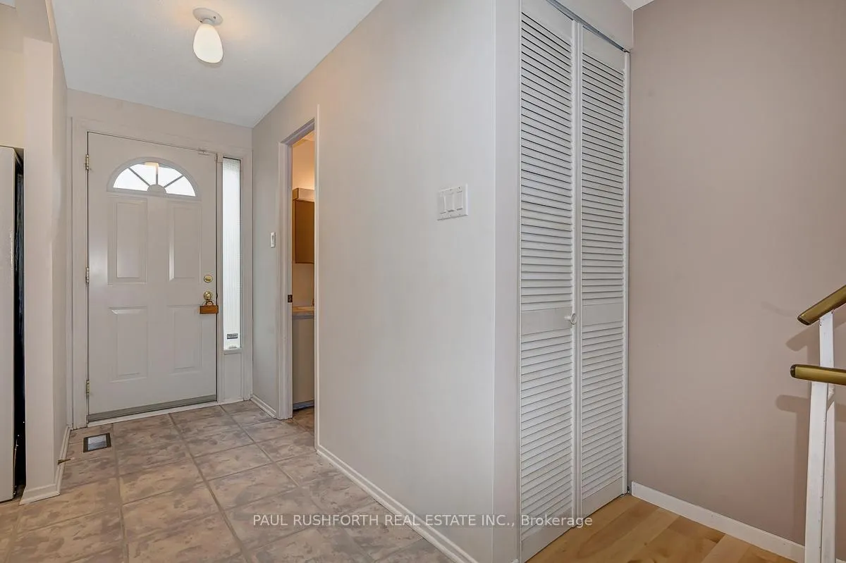 Photo 2 of Unit C, 1742 Lamoureux Drive, Ottawa, Queenswood Heights South — HOMEH
