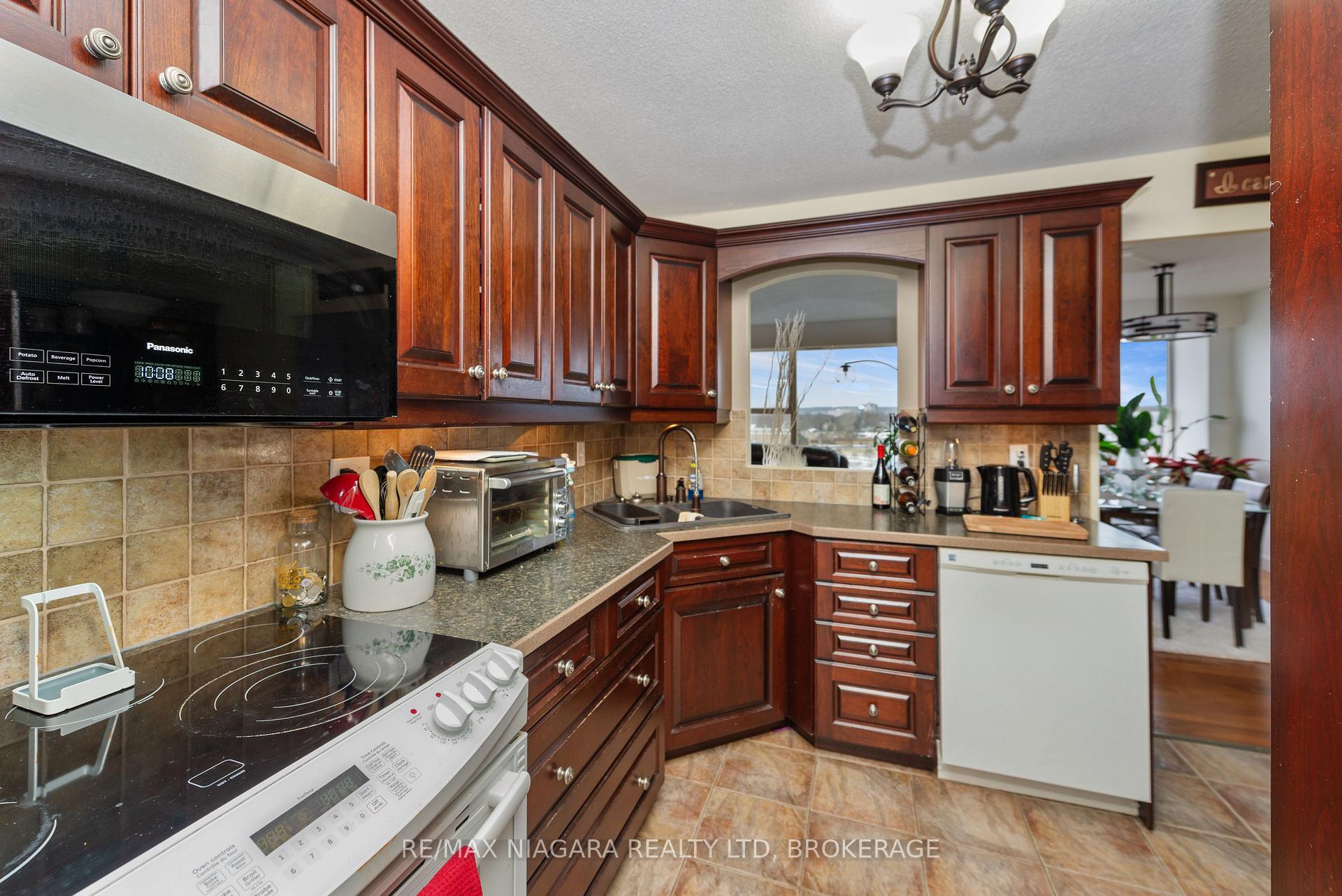 Photo 2 of Unit 504, 7 Gale Crescent, St. Catharines, E. Chester — HOMEH