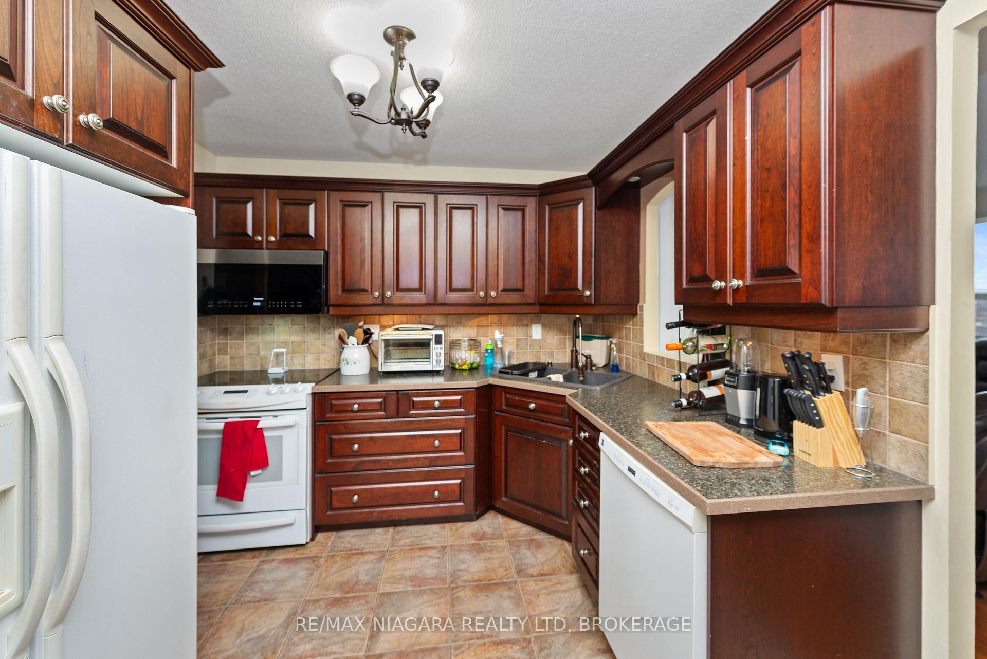 Photo 3 of Unit 504, 7 Gale Crescent, St. Catharines, E. Chester — HOMEH