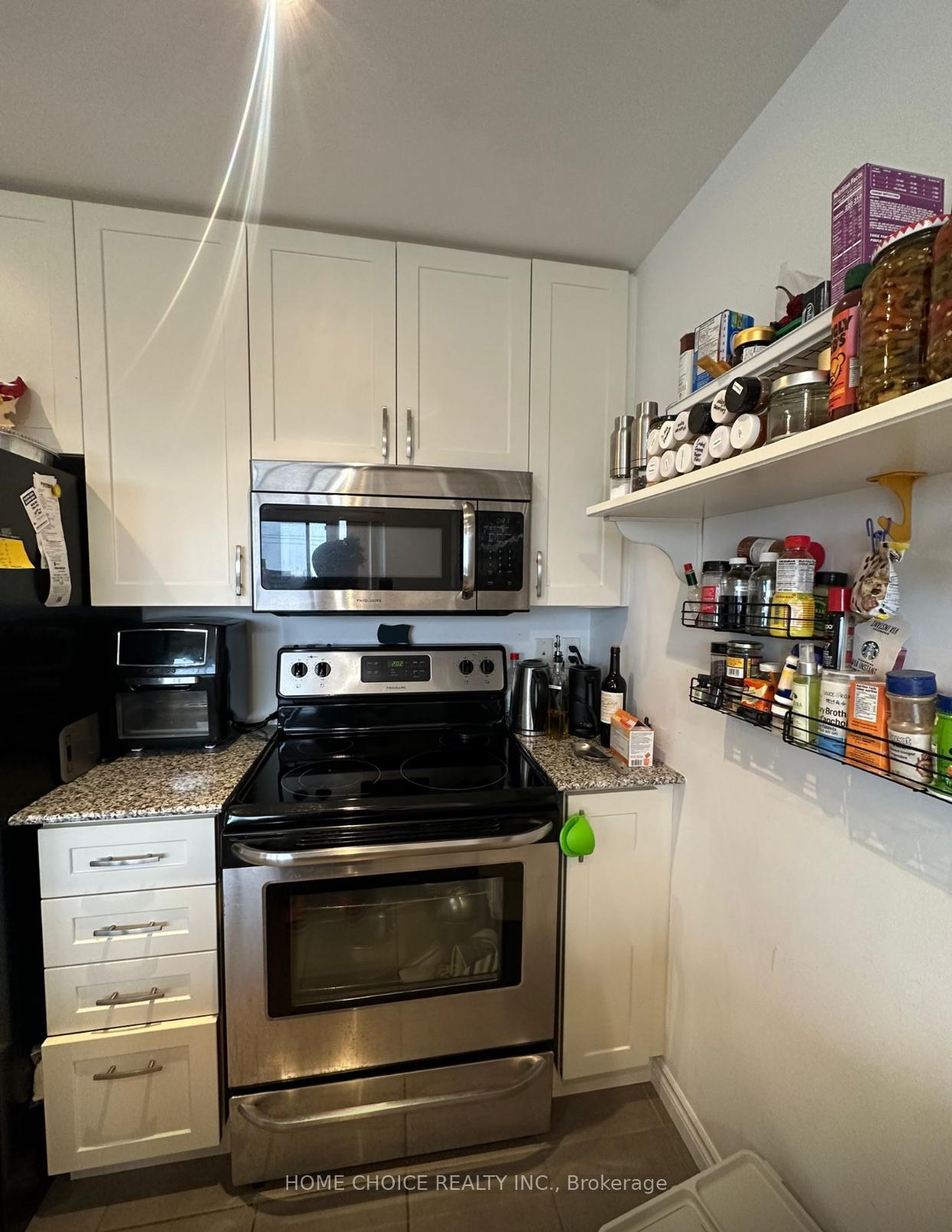 Photo 12 of Unit 302, 427 Aberdeen Avenue, Hamilton, Kirkendall — HOMEH